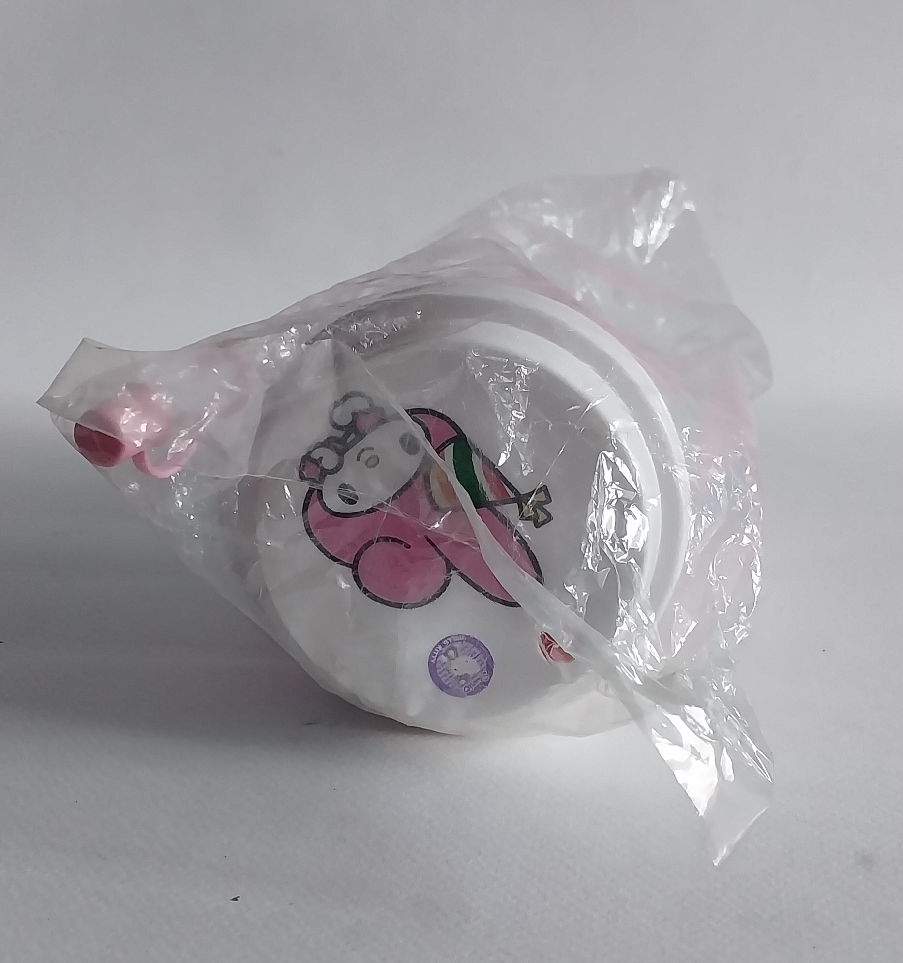 แก้วน้ำอัดลม ขนาดประมาณ 18 ออนซ์ ของสะสมจาก 7-11 Sanrio Collection สี ขาวลายจุดชมพู ลายรวมการ์ตูน Sanrioใส่เสื้อ 7-11 : คิตตี้ ,มายเมโลดี,กบเคโระ ,ปอมปอม ปุริน,แบตสึมารุ