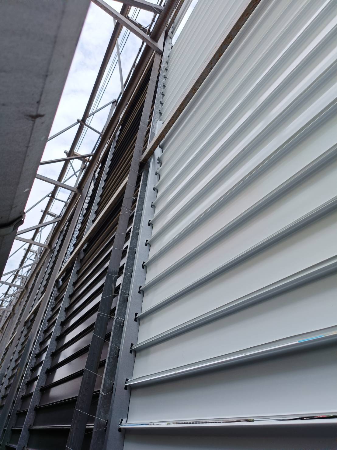 งานติดตั้งแผงกันแดดอลูมิเนียม