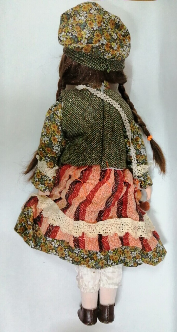 ของสะสม ตุ๊กตาพอร์ซเลน Porcelain doll ตุ๊กตาเด็กหญิงผมเปีย แต่งกายแนววินเทจน่ารัก ใส่หมวกลายเดียวกับชุด **ตุ๊กตาติดหมวก ตาหลุด 1 ข้าง ตามภาพที่2 ***สภาพเก่าเก็บสะสม ขนาด สูง 42 ซม.