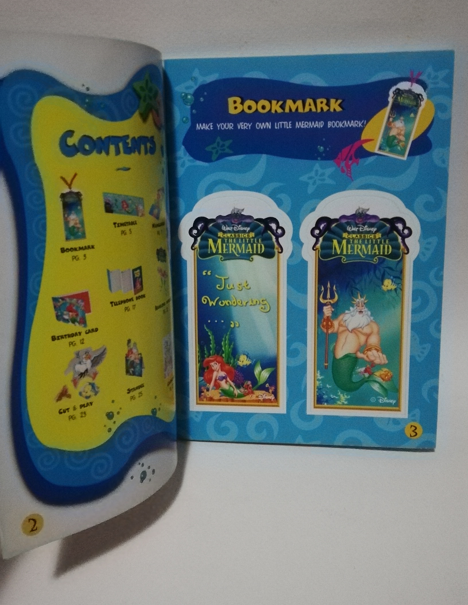 มีหลายภาพ, มีตำหนิ โปรดดูทุกภาพ, สมุดภาพเจ้าหญิงเงือกน้อยแอเรียล, the Little Mermaid ขนาด 19 cm, เป็นสมุดภาพการ์ด ที่คั่นหนังสือ ป้ายสมุดโทรศัพท์การ์ดอวยพรวันเกิดตัวแขวนโทรศัพท์มือถือเป็นกระดาษสแตนดี้และภาพระบายสี เป็นภาพเงือกน้อยแอเรียล Little Mermaid