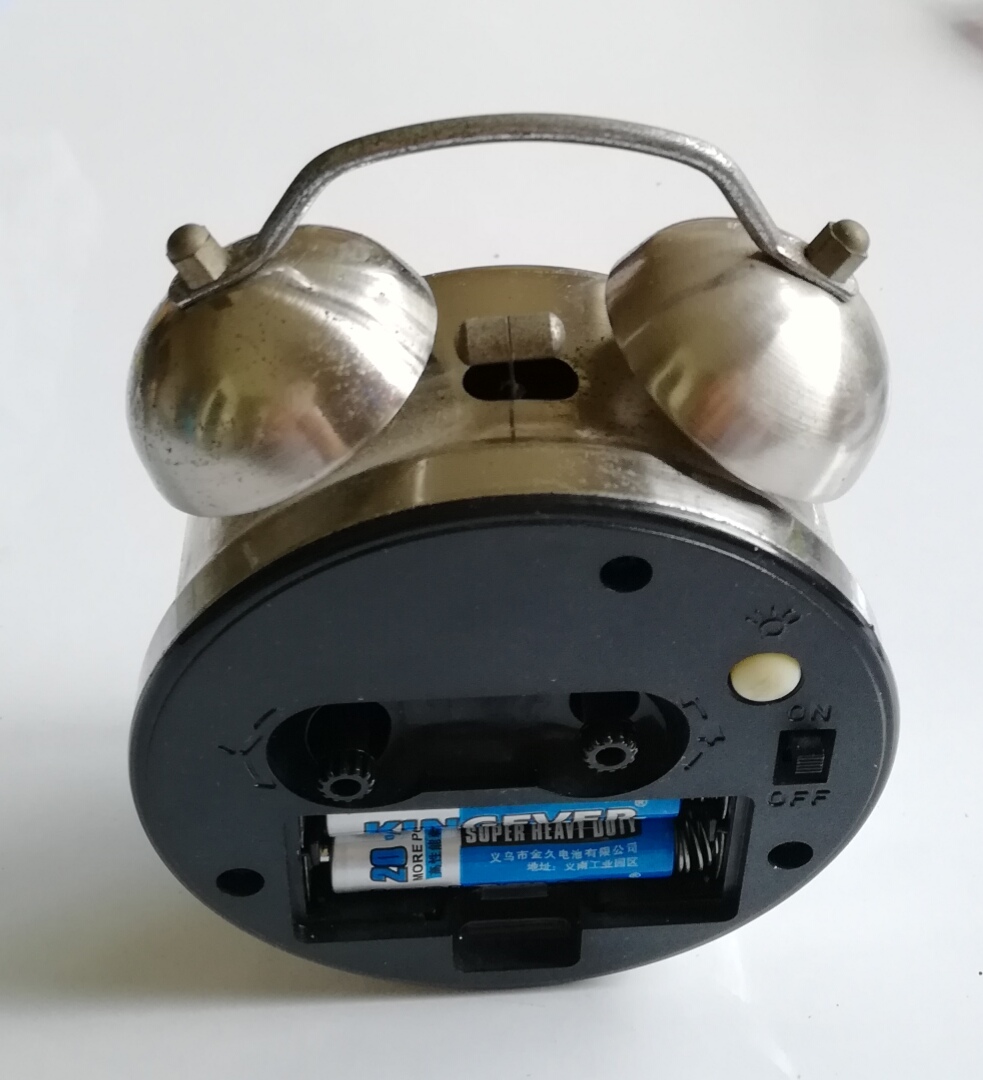 นาฬิกาปลุกทรงโบราณสีเงิน ตัวเรือนโลหะ ทำงานปกติ **ไม่มีฝาถ่านด้านหลัง, Metal Old Style clock, work properlt, **no battery cover