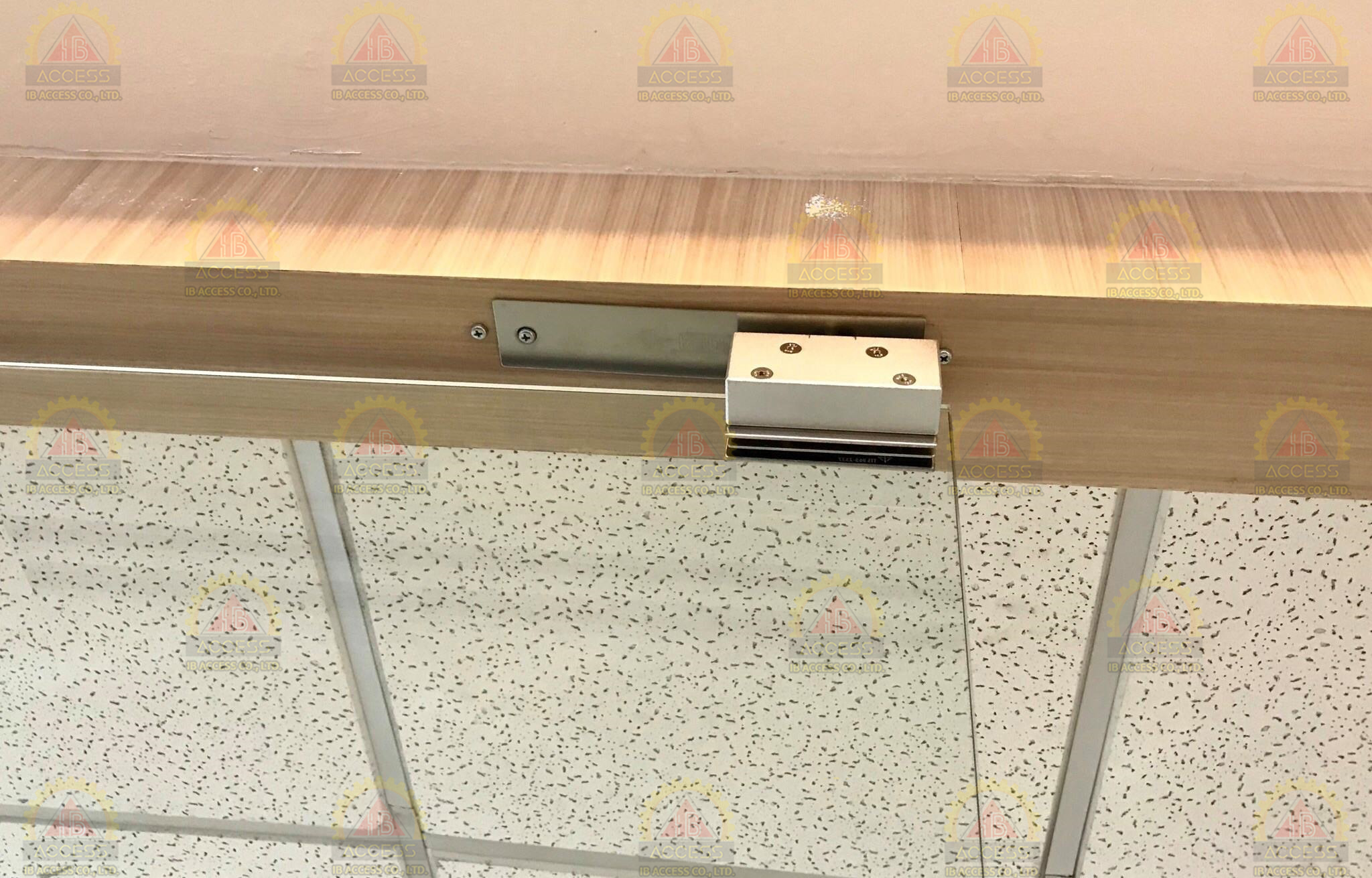 Frameless Bracket สำหรับประตูกระจกบานเปลือยล่าง ยี่ห้อ SOCA รุ่น BR-100C