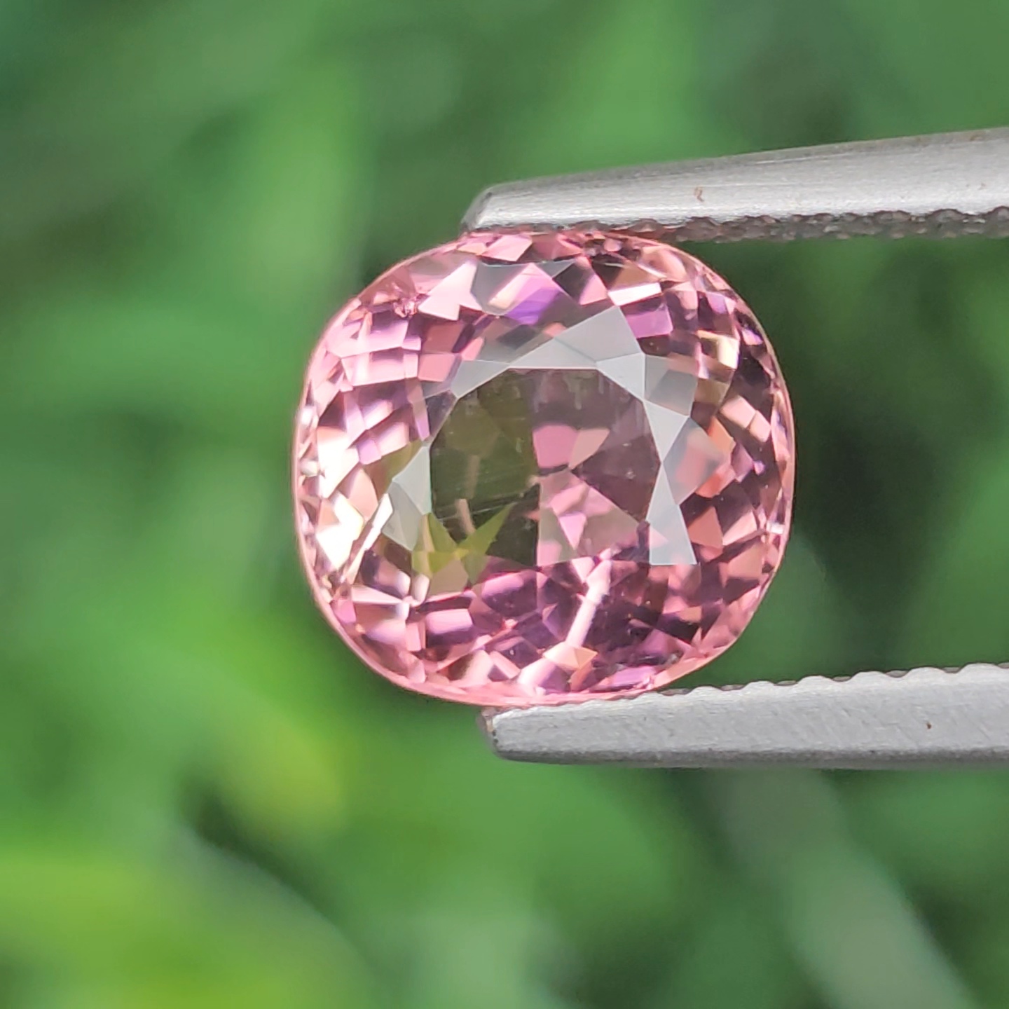 พลอย ทัวร์มาลีน Tourmaline 1.97 กะรัต (Cts.) พลอยแท้ อัญมณีมงคลประจําวันเกิด เครื่องประดับพลอย