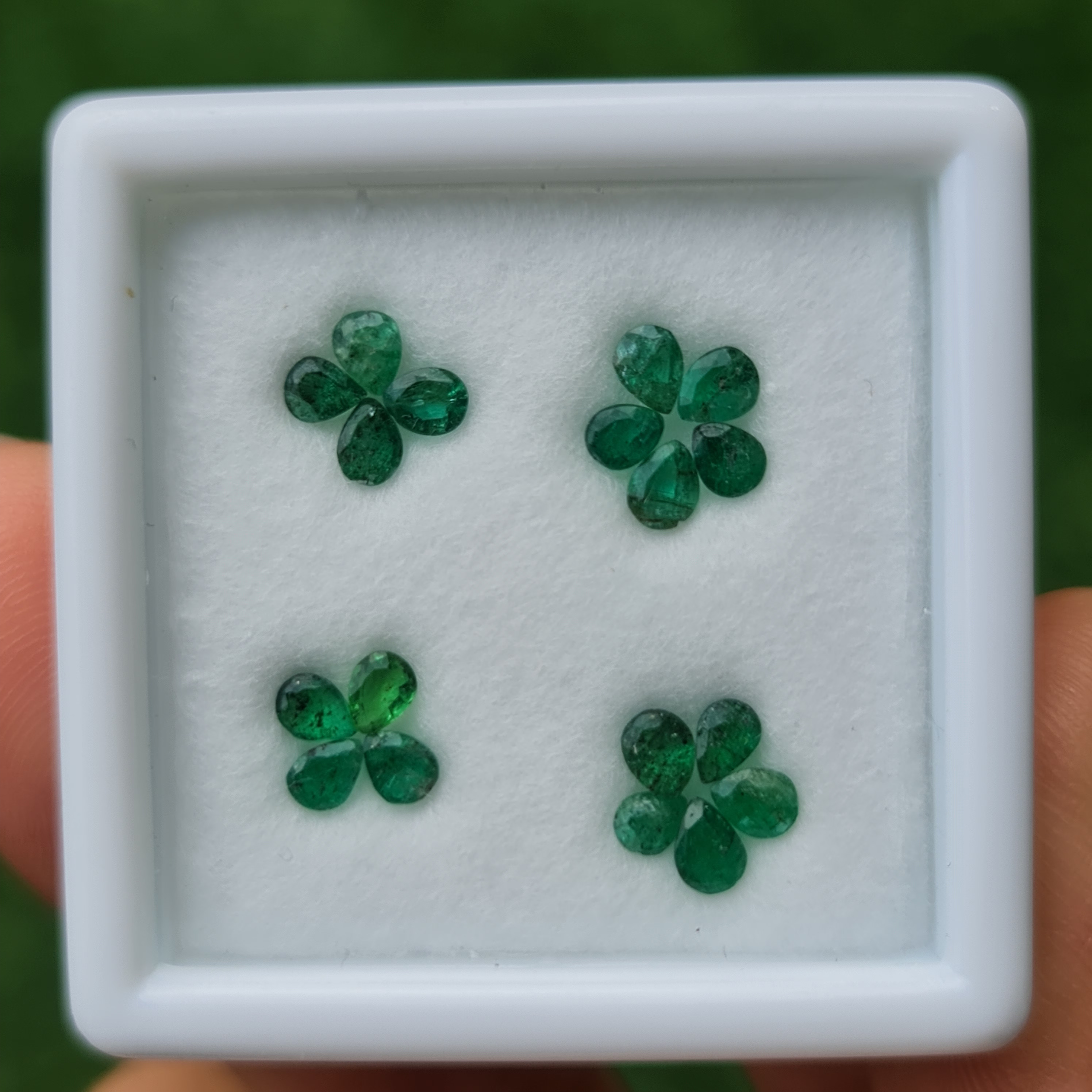 พลอย มรกต Natural Emerald แซมเบีย 2.28 กะรัต (Cts.) 18 เม็ด (pcs.) พลอยแท้ อัญมณีมงคลประจําวันเกิด เครื่องประดับพลอย