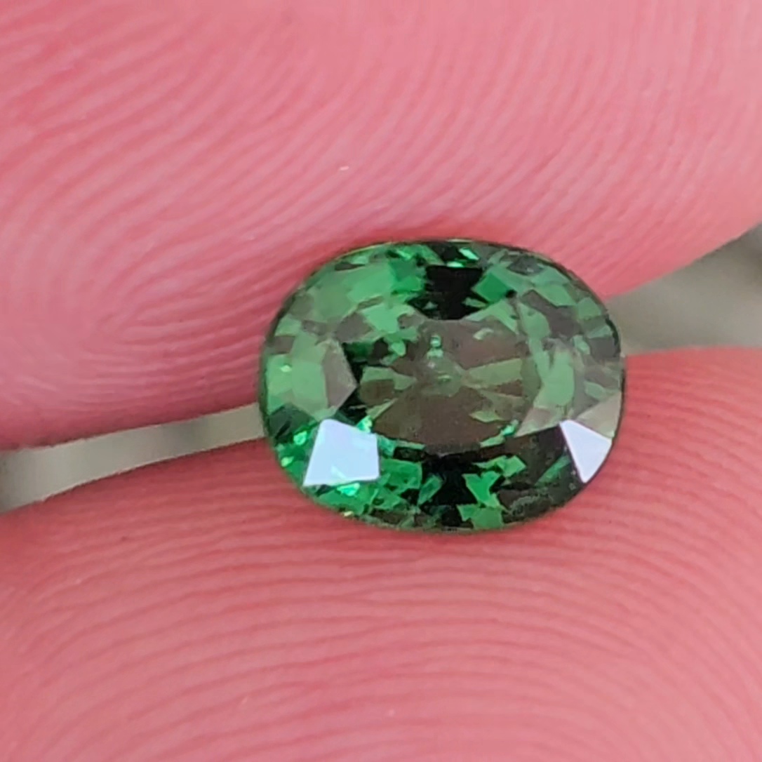 พลอย ซาโวไรท์ Tsavorite Garnet 1.36 กะรัต (Cts.) ดิบ Unheated พร้อมใบเซอร์ อัญมณีมงคลประจําวันเกิด เครื่องประดับพลอย