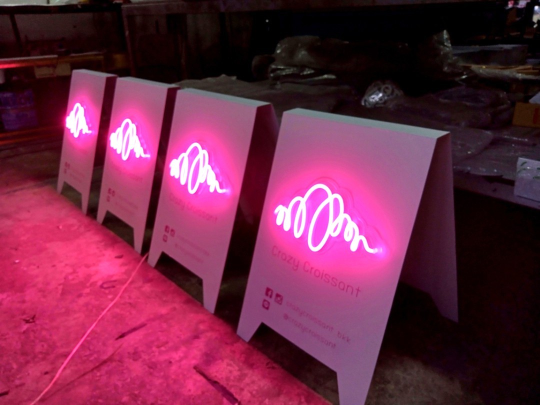 ป้ายสามเหลี่ยมตั้งหน้าร้านติดไฟนีออน