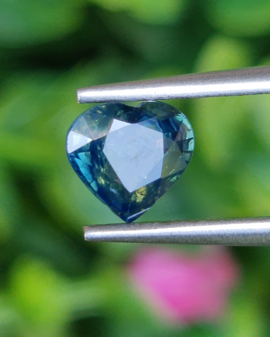 พลอย แซฟไฟร์ 3 สี Tri-Color Sapphire 1.10 กะรัต (Cts.) พลอยแท้ อัญมณีมงคลประจําวันเกิด เครื่องประดับพลอย