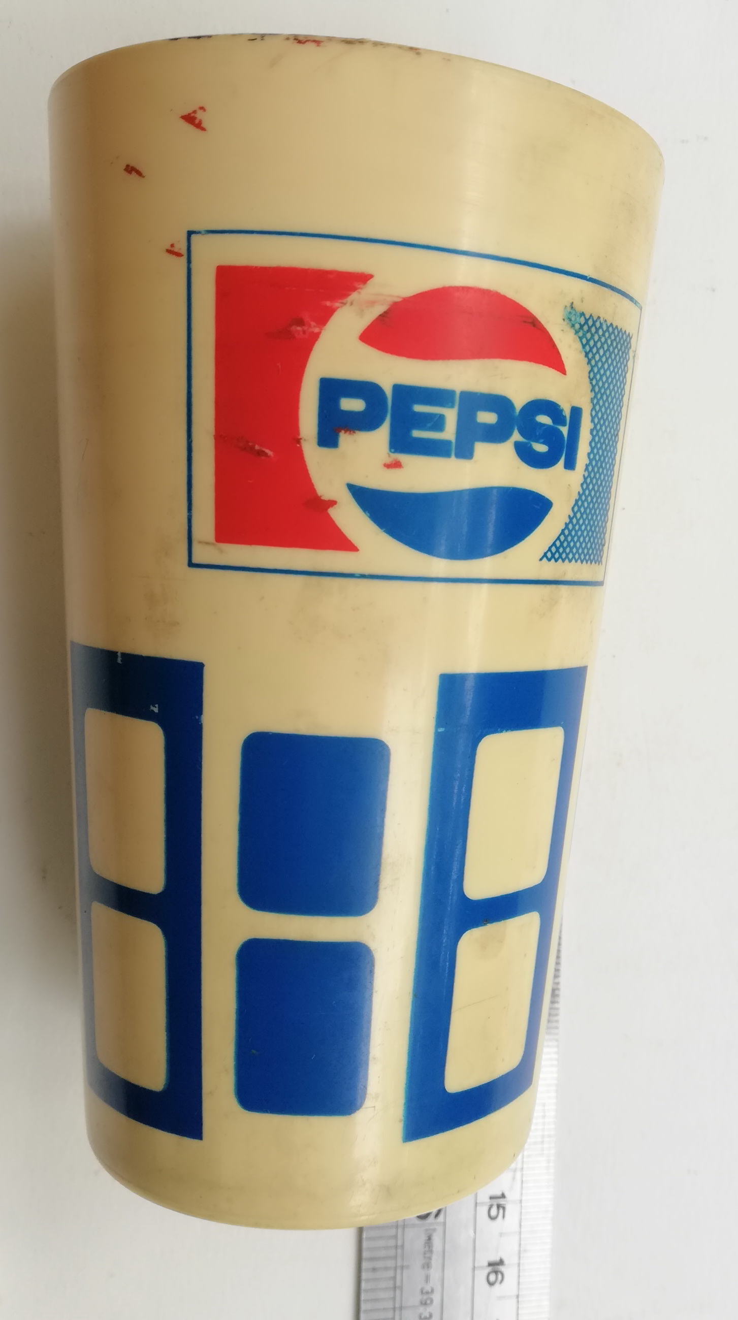 ของสะสมเก่า แก้วน้ำพลาสติกสีครีมทรงกระบอก พิมพ์ลาย PEPSI, เป๊บซี่ และมีลายตารางที่ด้านล่าง