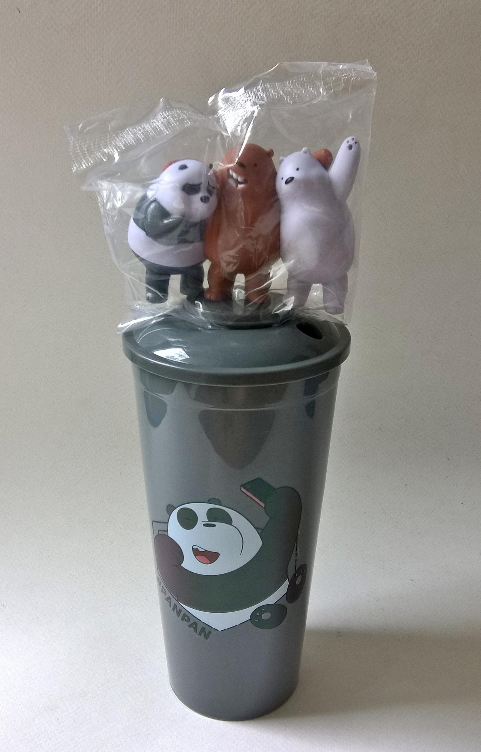 ของสะสมจากร้านกาแฟ "กาแฟมวลชน - Arabitia, we BARE BEARS" แก้วน้ำสีเทาหมีแพนด้า ปันปัน panpan พร้อมท็อปเปอร์ หมีกอดกัน3ตัว ขนาดประมาณ 25*10 cm. 5อดท็อปเปอร์เป็นกระปุกออมสิน