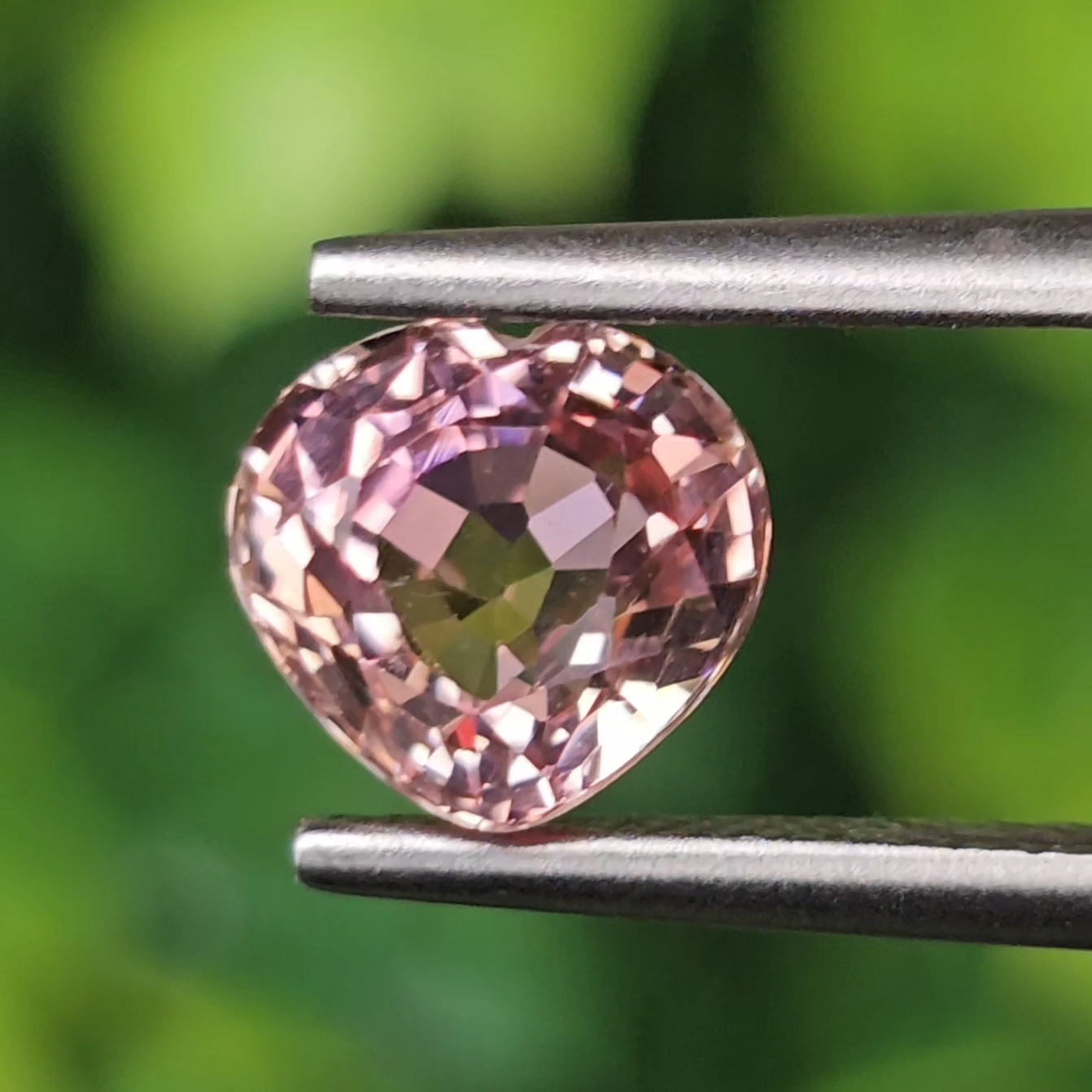 พลอย ชมพู ทัวร์มารีน ( Pink Tourmaline) 1.52 กะรัต (Cts.) อัญมณีมงคลประจําวันเกิด เครื่องประดับพลอย