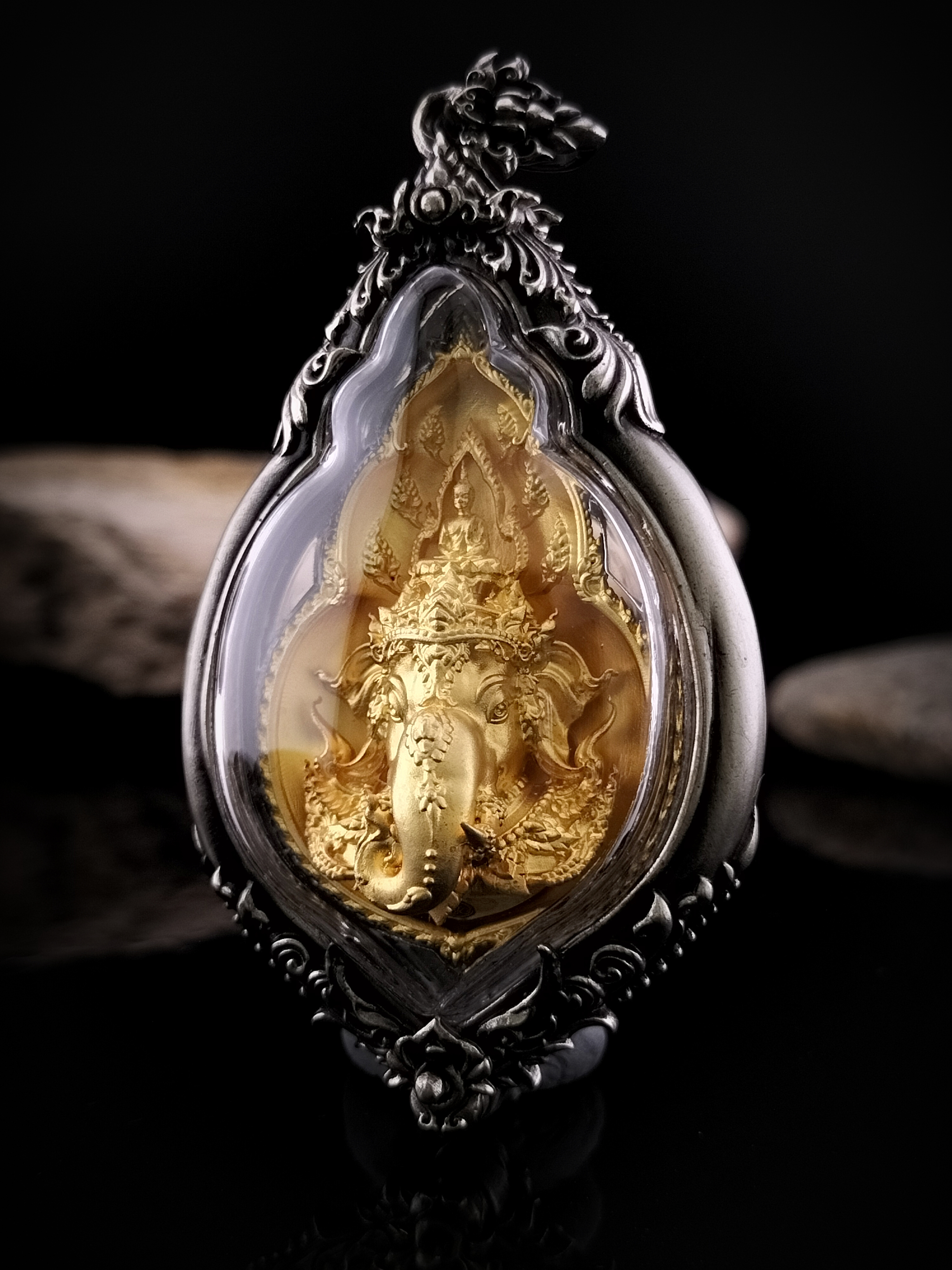 🕉️ พระพิฆเนศ รุ่น มหาเทพสุขนิรันดร์ (พิมพ์ใหญ่) เนื้อทองเหลืองชุบทอง เลี่ยมกรอบไวท์บรอนซ์รมซาติน