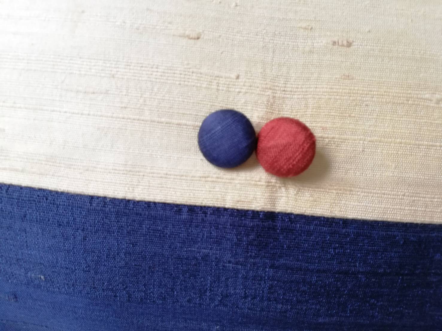 ปลอกหมอนอิงสำหรับรองคอหรือรองเอว ขนาด17"*9" ผ้าไหมไทยแท้2เส้น ซับใน เล่นสีผ้าน้ำเงินตัดกับเหลืองอ่อน และตกแต่งด้านหน้าด้วยกระดุมปั๊มผ้าไหมสีแดงสลับน้ำเงิน สำหรับห้องนอน และห้องรับแขกเรียบเก๋ และห้องสปา