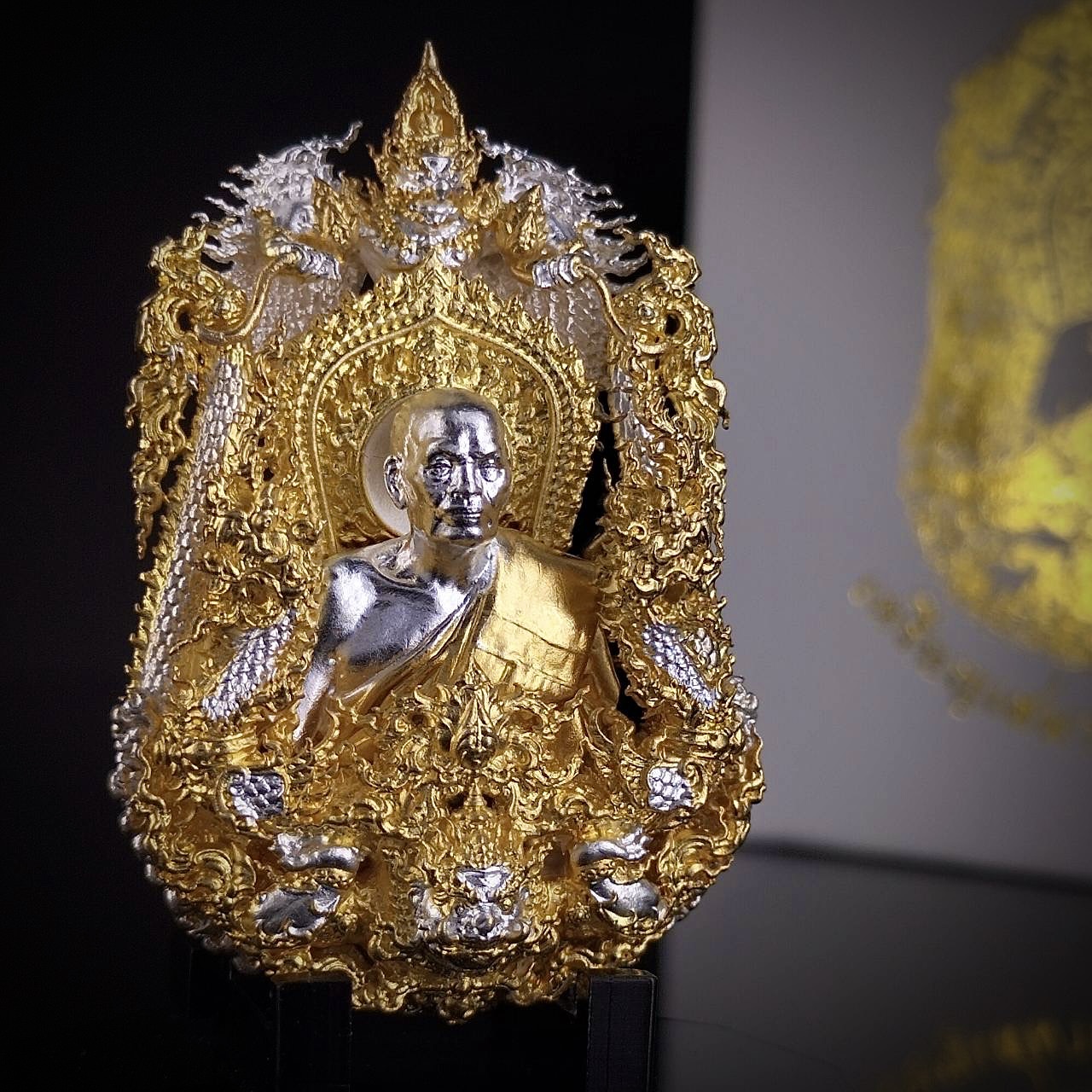 เหรียญเสมาบารมีพลิกชีวิตหลวงพ่อพัฒน์ รหัส 10 บรอนซ์ชุบ 2 กษัตริย์ (พิเศษเลี่ยมกันน้ำให้ฟรี)