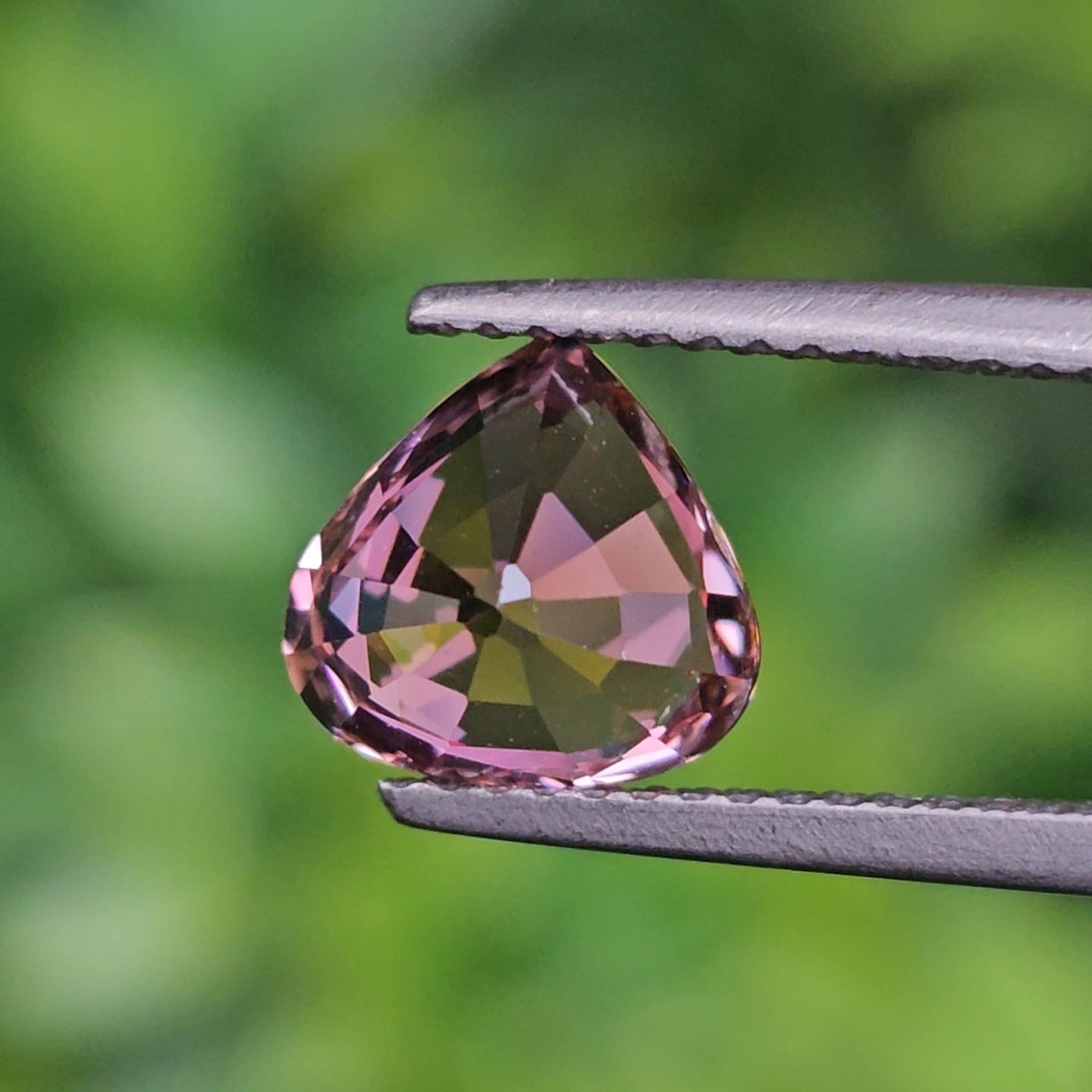 พลอย ชมพู ทัวร์มารีน (Pink Tourmaline) 1.96 กะรัต (Cts.) อัญมณีมงคลประจําวันเกิด เครื่องประดับพลอย