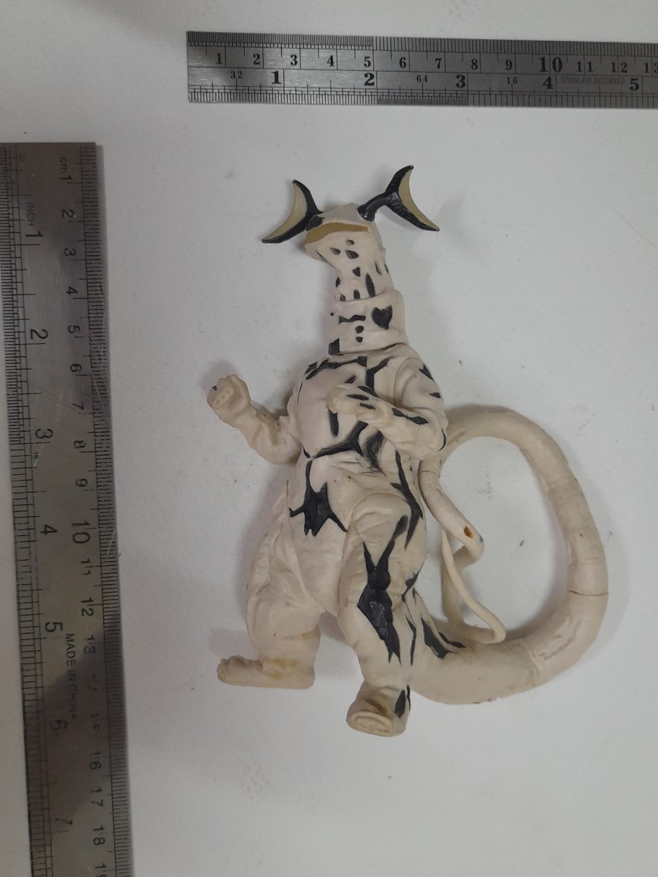 ตัวยางแข็ง **ชิ้นส่วนลำตัวติดกาว จากชุด อุลตร้ามอนสเตอร์ ขนาด 4.5-5นิ้ว สัตว์ประหลาดเอเรคิงส์ จากอุลตร้าเซเว่น มือสอง สภาพดี มีรอยบ้าง ไม่พบบ่อย