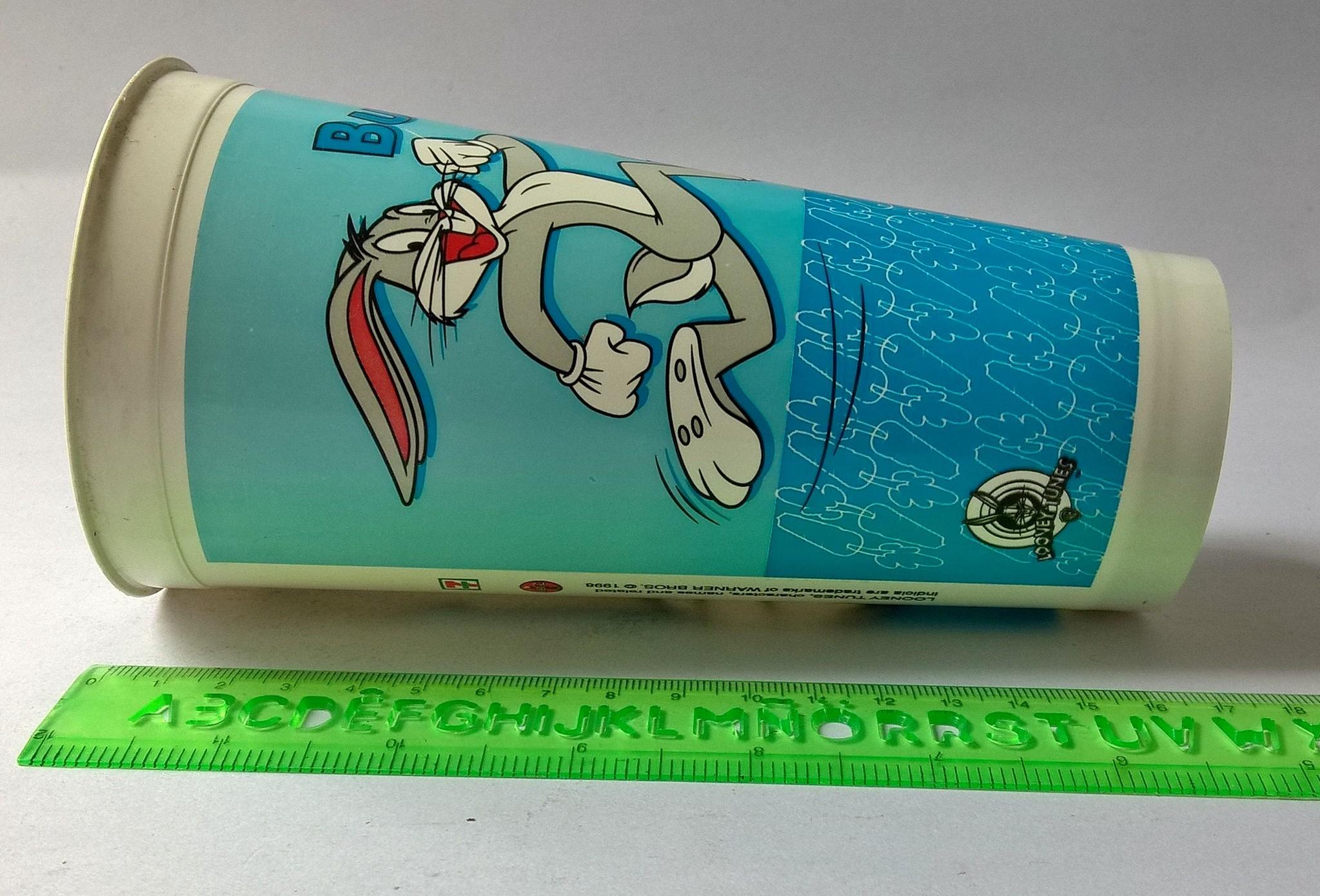 แก้วน้ำพลาสติกสีขาวฟ้า งานเก่า พิมพ์ลาย บั๊ก บันนี่ Bug Bunny ,Loony Toon ของสะสมจาก 7-11 ของเก่า โปรดตรวจสอบทุกภาพ