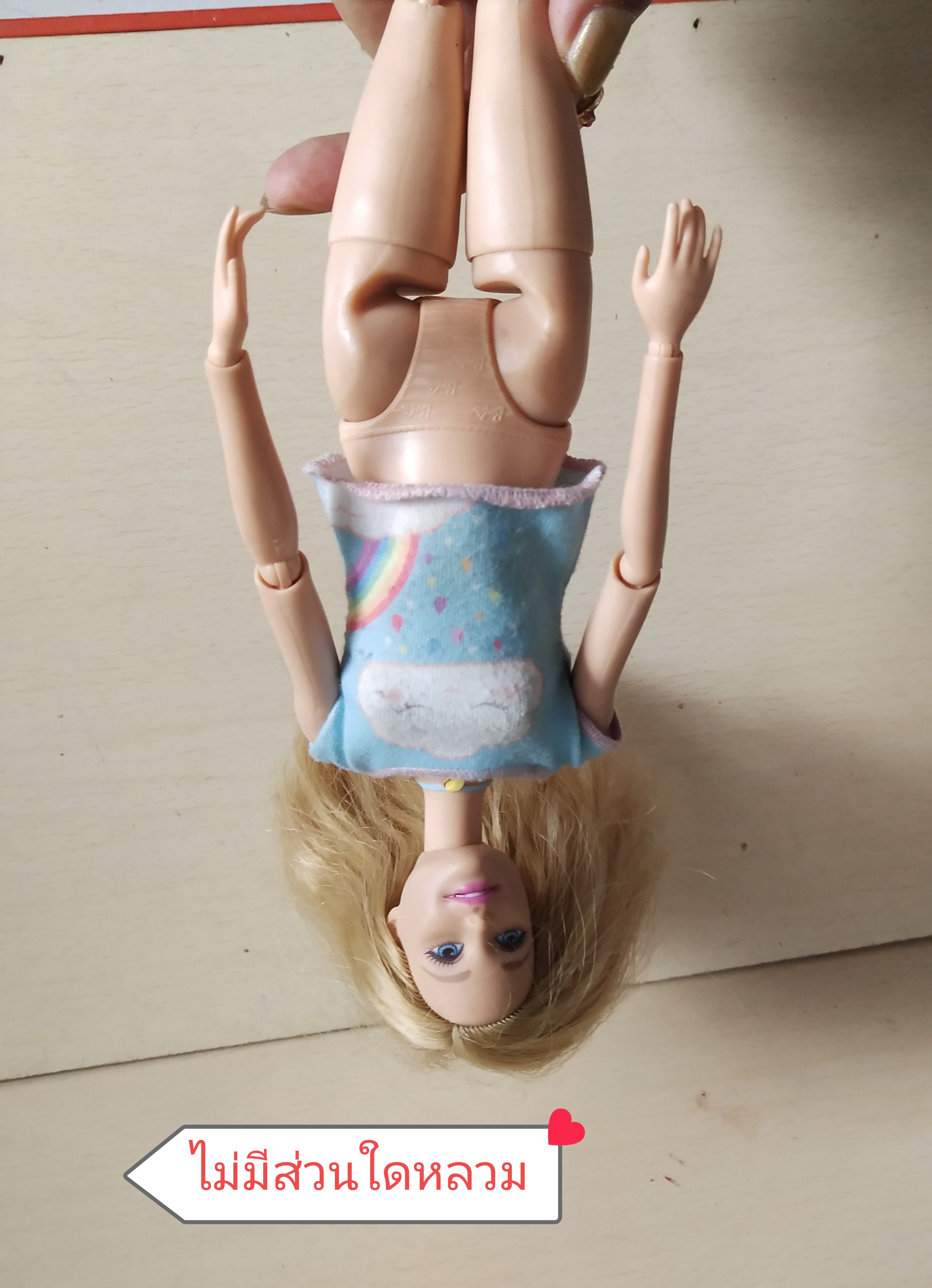 มีหลายภาพ คอมีรอยบิ่นเล็กน้อย แต่ไม่ทำให้คอโยกหรือหลวม ตามภาพ,ไม่ส่งผลต่อการโยกคลอน -ไม่หลวม ปกติ,,ไม่รวมฐาน,ตุ๊กตาบาร์บี้รุ่นโยคะมีเครื่อง แต่ระบบไฟไม่ทำงาน made_to_move มี ข้อต่อทั้งตัว Mattel China 2019 ไม่มีส่วนหลวม