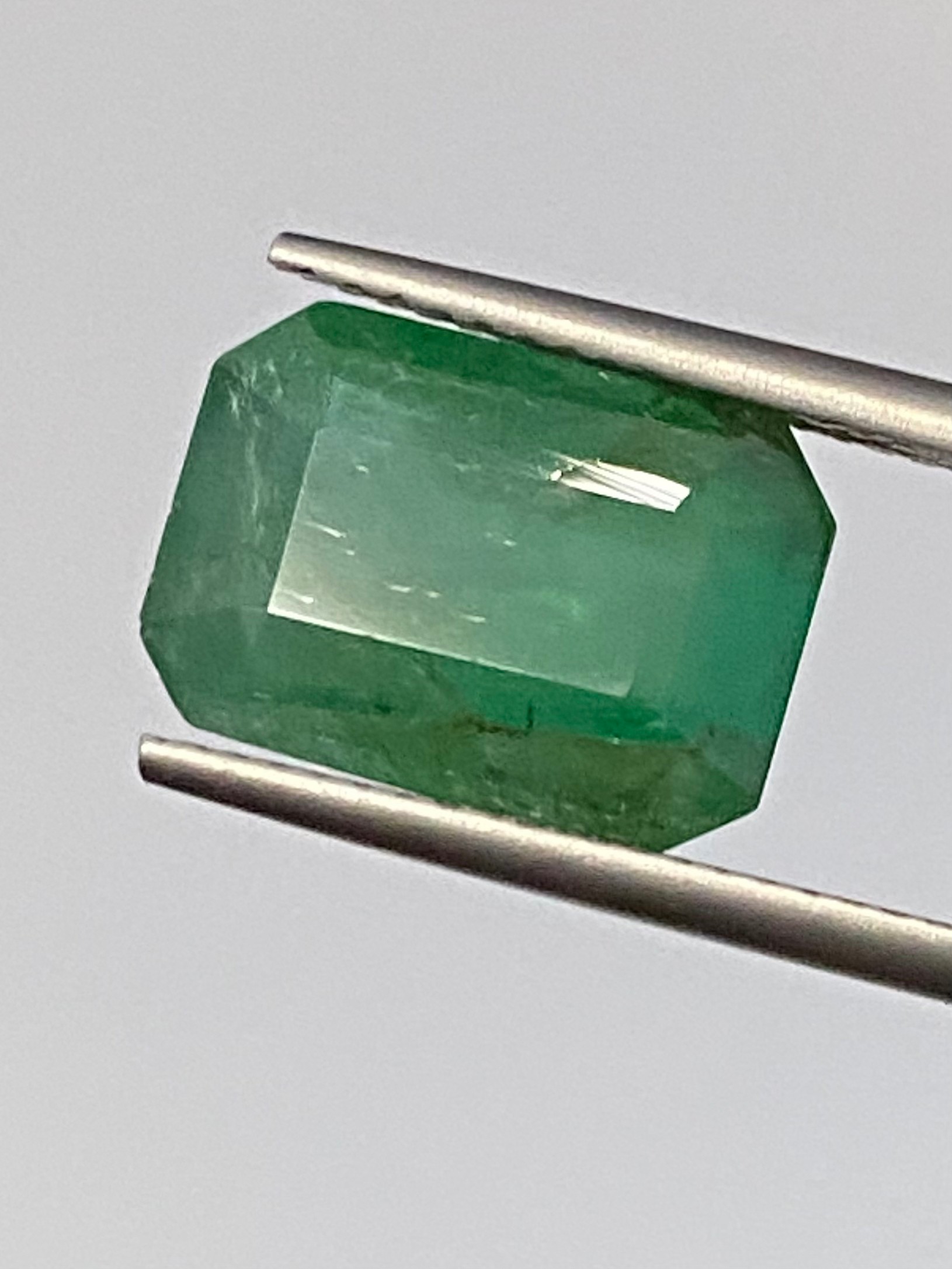 พลอย มรกต Natural Emerald แซมเบีย 6.22 กะรัต (Cts.) พร้อมใบเซอร์ พลอยแท้ อัญมณีมงคลประจําวันเกิด เครื่องประดับพลอย