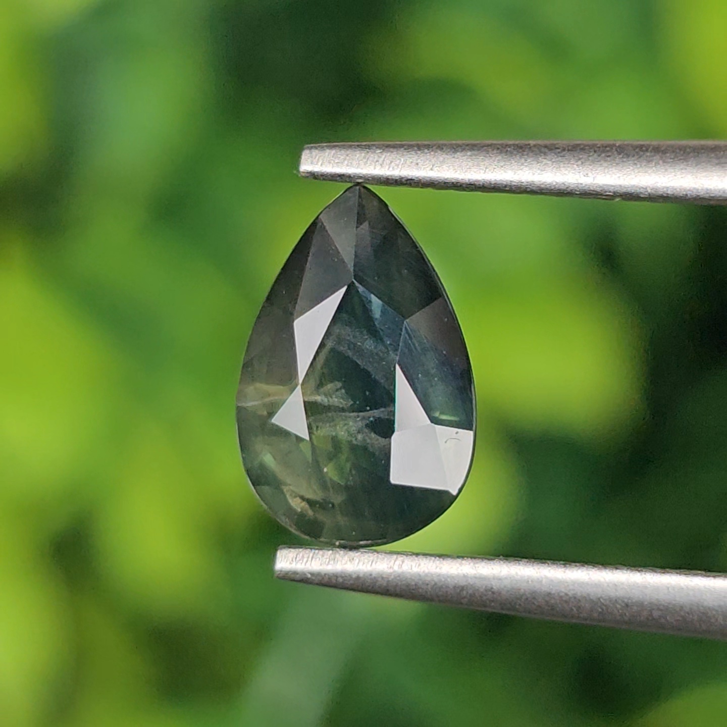 พลอย เขียวส่อง Green Sapphire 1.22 กะรัต (Cts.) ดิบ (Unheated) พลอยแท้ อัญมณีมงคลประจําวันเกิด เครื่องประดับพลอย