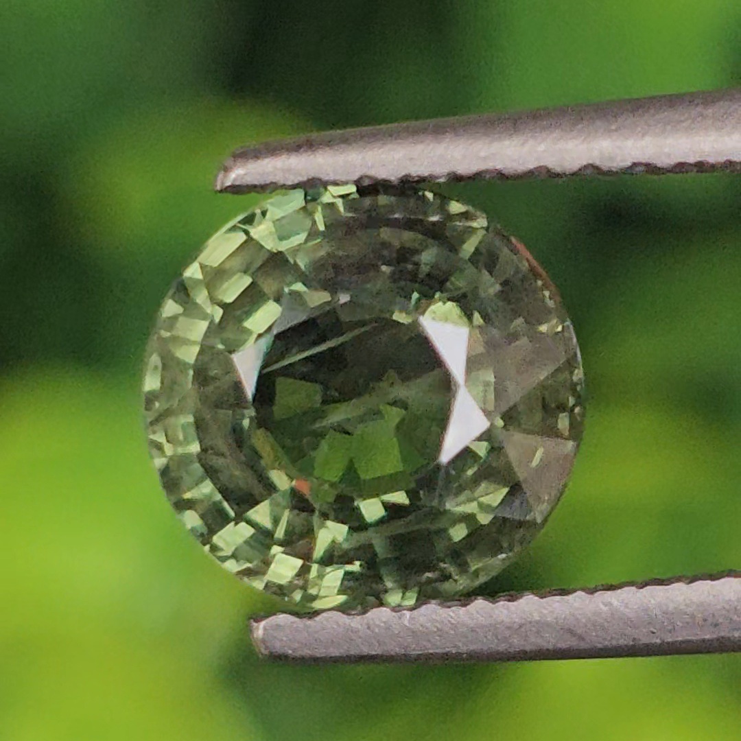 พลอย เขียวส่อง (Green Sapphire) 2.07 กะรัต (Cts.) พลอยแท้ อัญมณีมงคลประจําวันเกิด เครื่องประดับพลอย