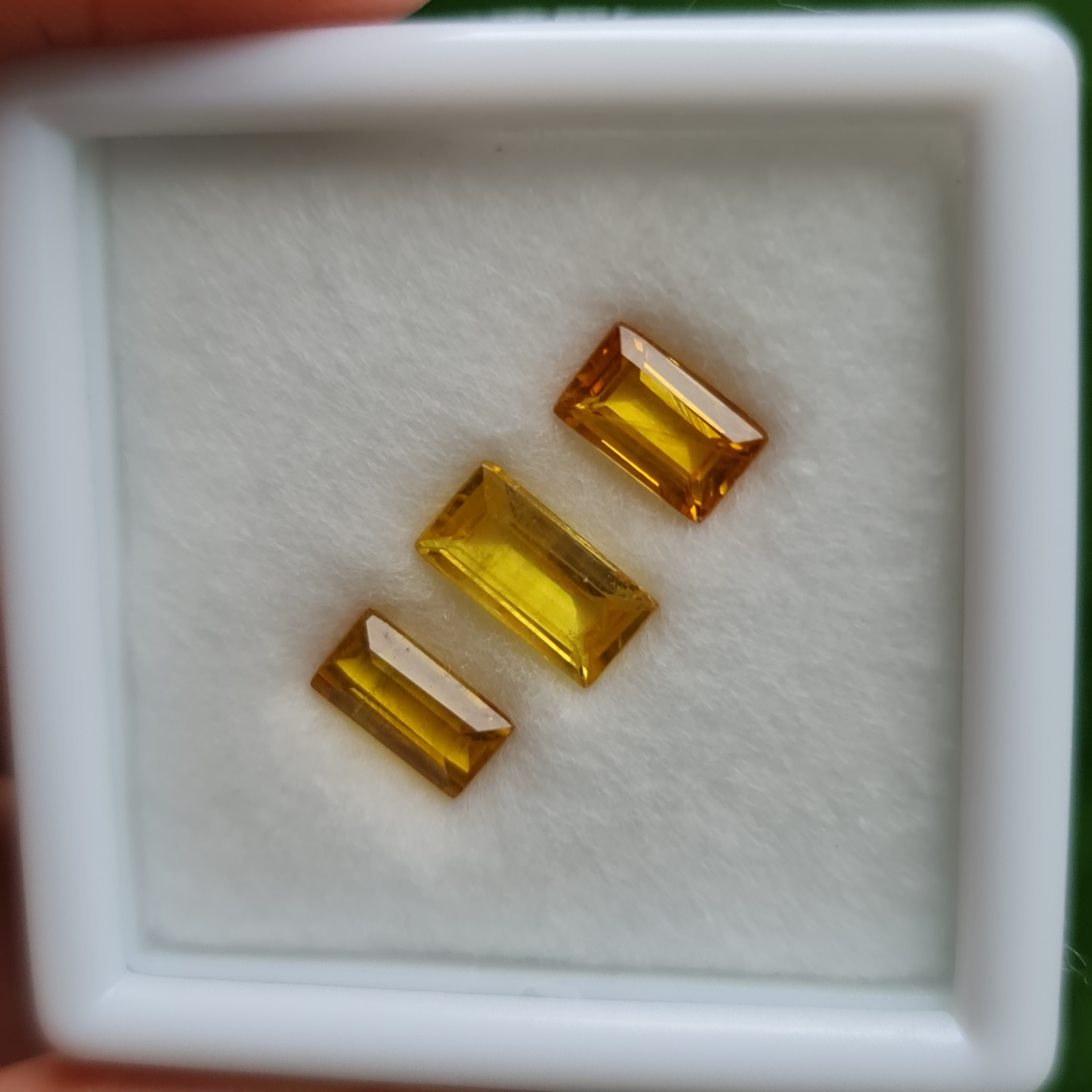 พลอย บุษราคัม yellow sapphire 3.42 กะรัต (Cts.) 3 เม็ด (Pcs.) พลอยแท้ อัญมณีมงคลประจําวันเกิด เครื่องประดับพลอย
