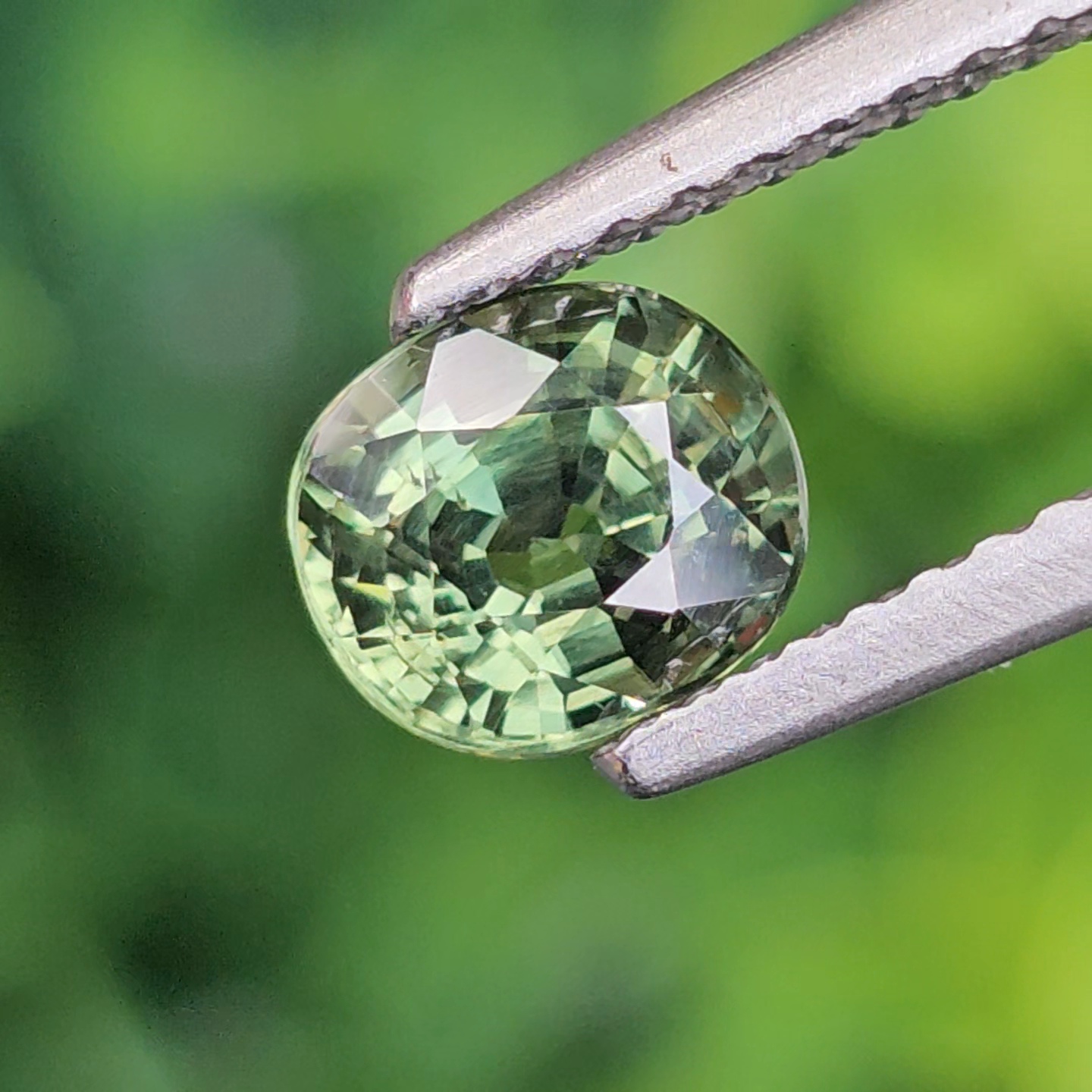 พลอย เขียวส่อง Green Sapphire 1.09 กะรัต (Cts.) ดิบ (Unheated) พร้อมใบเซอร์ (With Certificate) พลอยแท้ อัญมณีมงคลประจําวันเกิด เครื่องประดับพลอย