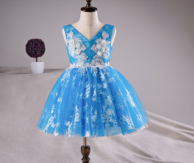 Pre-order ชุดราตรีเด็ก ชุดออกงาน ชุดกระโปรง สไตล์เจ้าหญิง แขนกุด คอวี ผ้าลูกไม้ฉลุ เชือกผูกหลัง