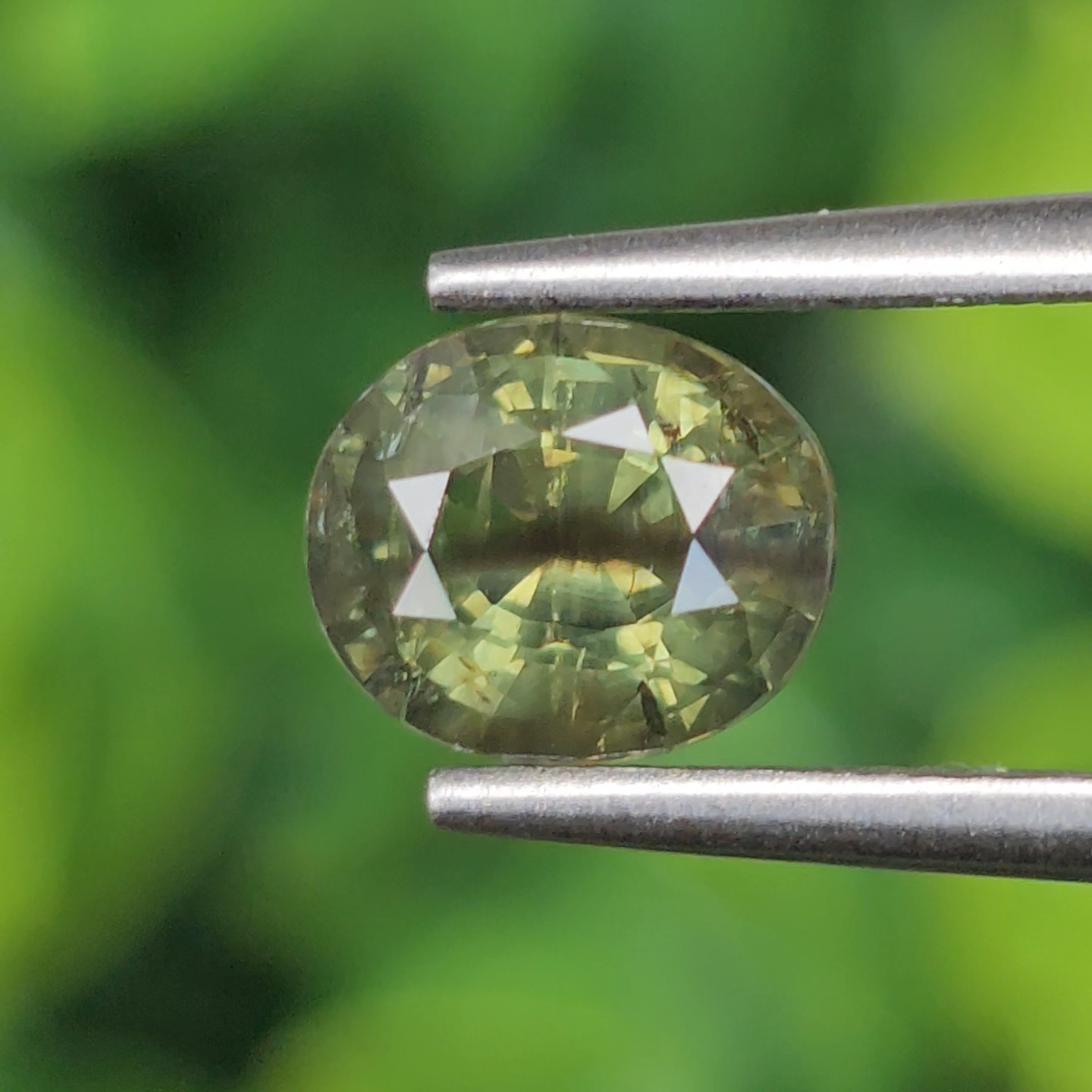 พลอย เขียวส่อง Green Sapphire 1.43 กะรัต (Cts.) ดิบ Unheated พลอยแท้ อัญมณีมงคลประจําวันเกิด เครื่องประดับพลอย