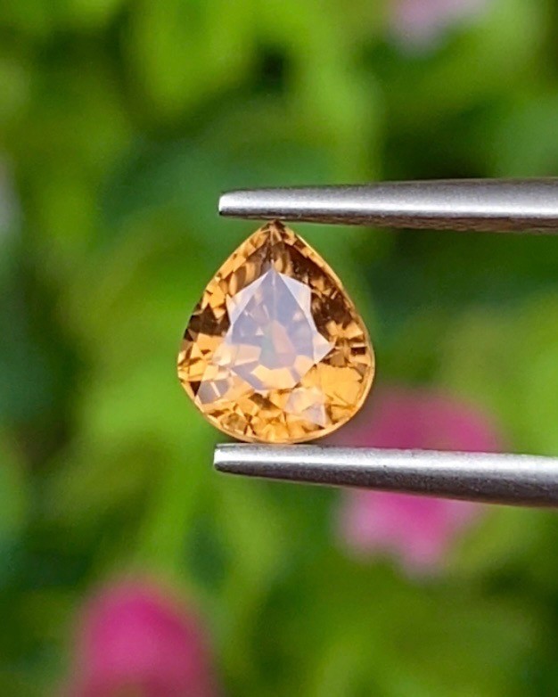 พลอย เพทาย (Zircon) 1.07 กะรัต (Cts.) พลอยแท้ อัญมณีมงคลประจําวันเกิด เครื่องประดับพลอย