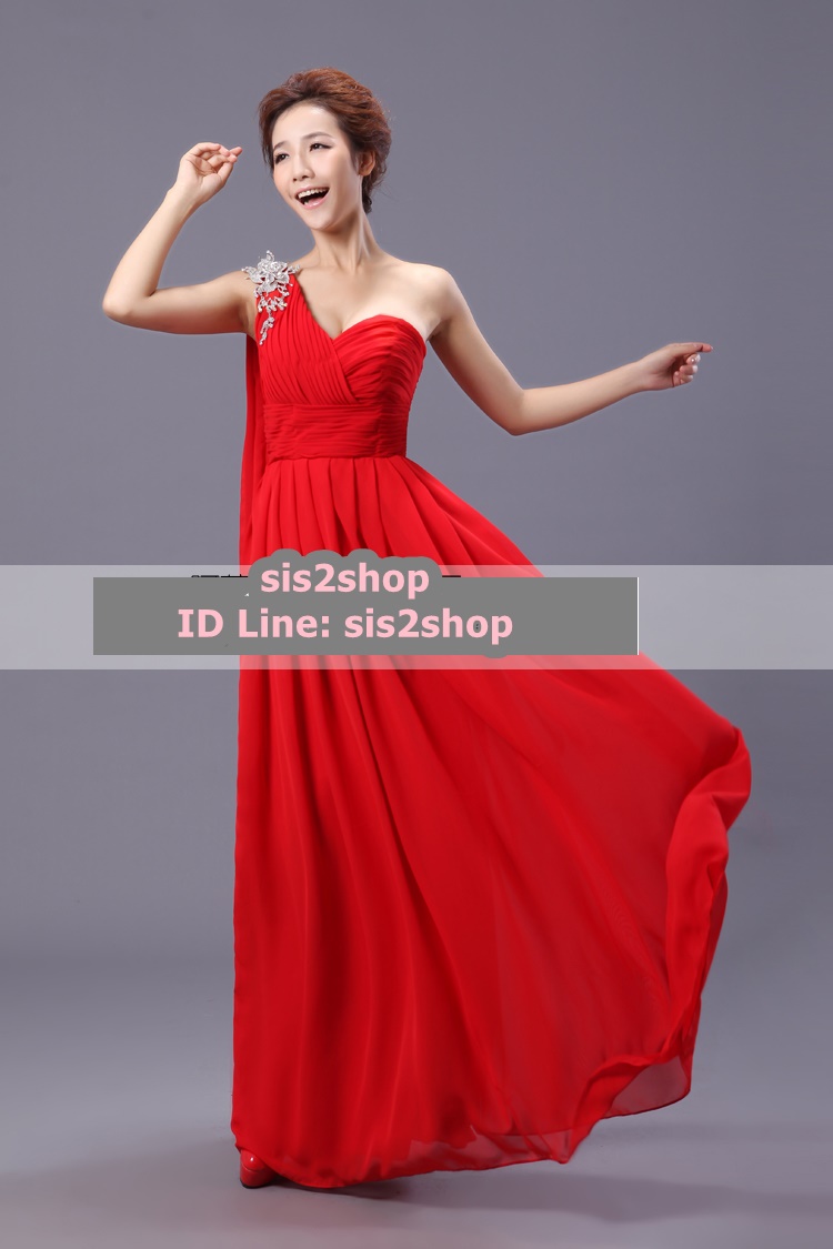 พร้อมส่ง ชุดราตรียาว ไหล่เดียว สีแดง แต่งคริสตัลไหล่ คอเว้าสวย ด้านหลังฟิตพอดีปรับได้