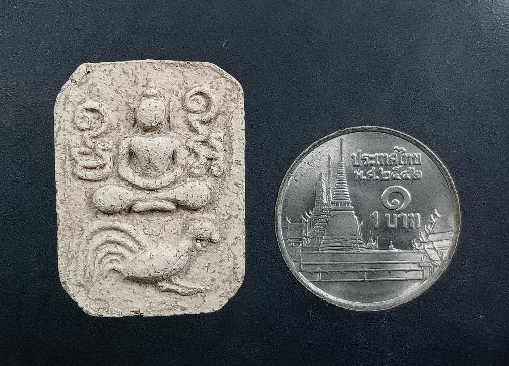 ผ3380 พระเนื้อดิน พิมพ์พระพุทธทรงไก่ หลังเรียบ ไม่ทราบที่ครับ