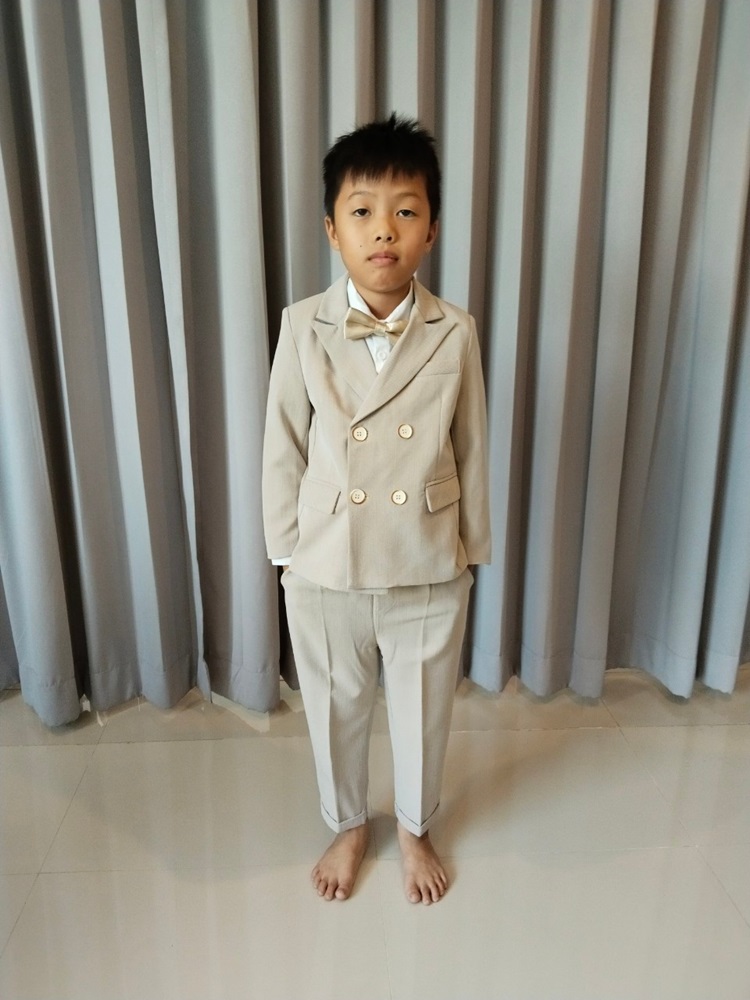 เช่า ชุดสูทเด็กชาย 4 กระดุม สีครีม ทอลายในเนื้อผ้า