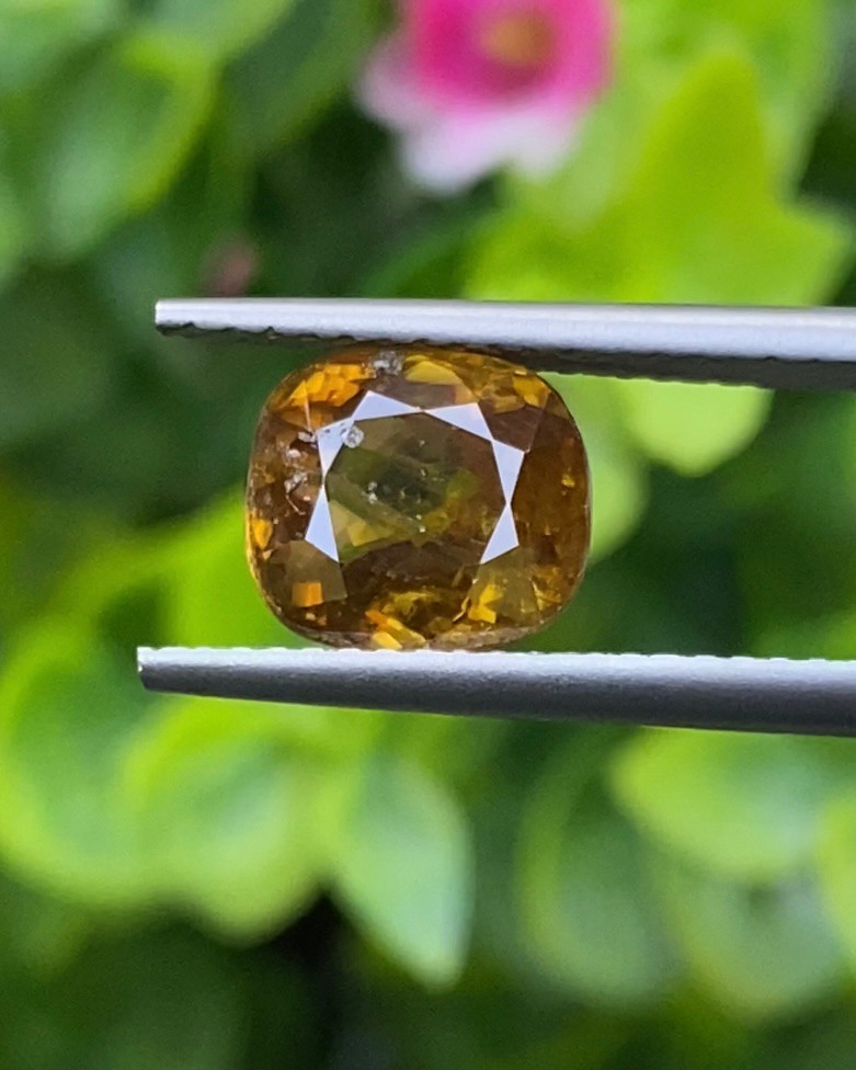 พลอย สฟีน Natural Sphene 2.45 กะรัต (Cts.) ดิบ (Unheated) พลอยแท้ อัญมณีมงคลประจําวันเกิด เครื่องประดับพลอย