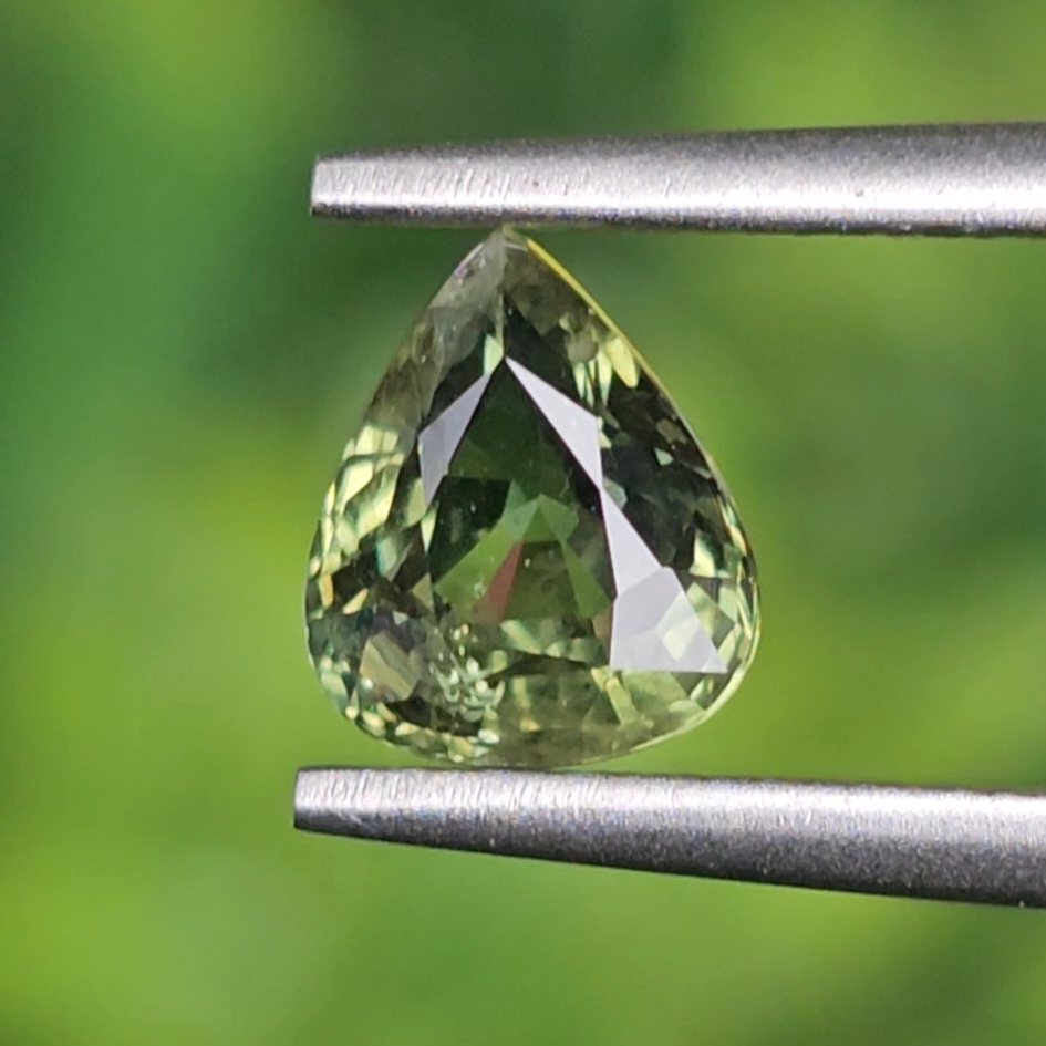 พลอย เขียวส่อง Green Sapphire 1.09 กะรัต (Cts.) พลอยแท้ อัญมณีมงคลประจําวันเกิด เครื่องประดับพลอย