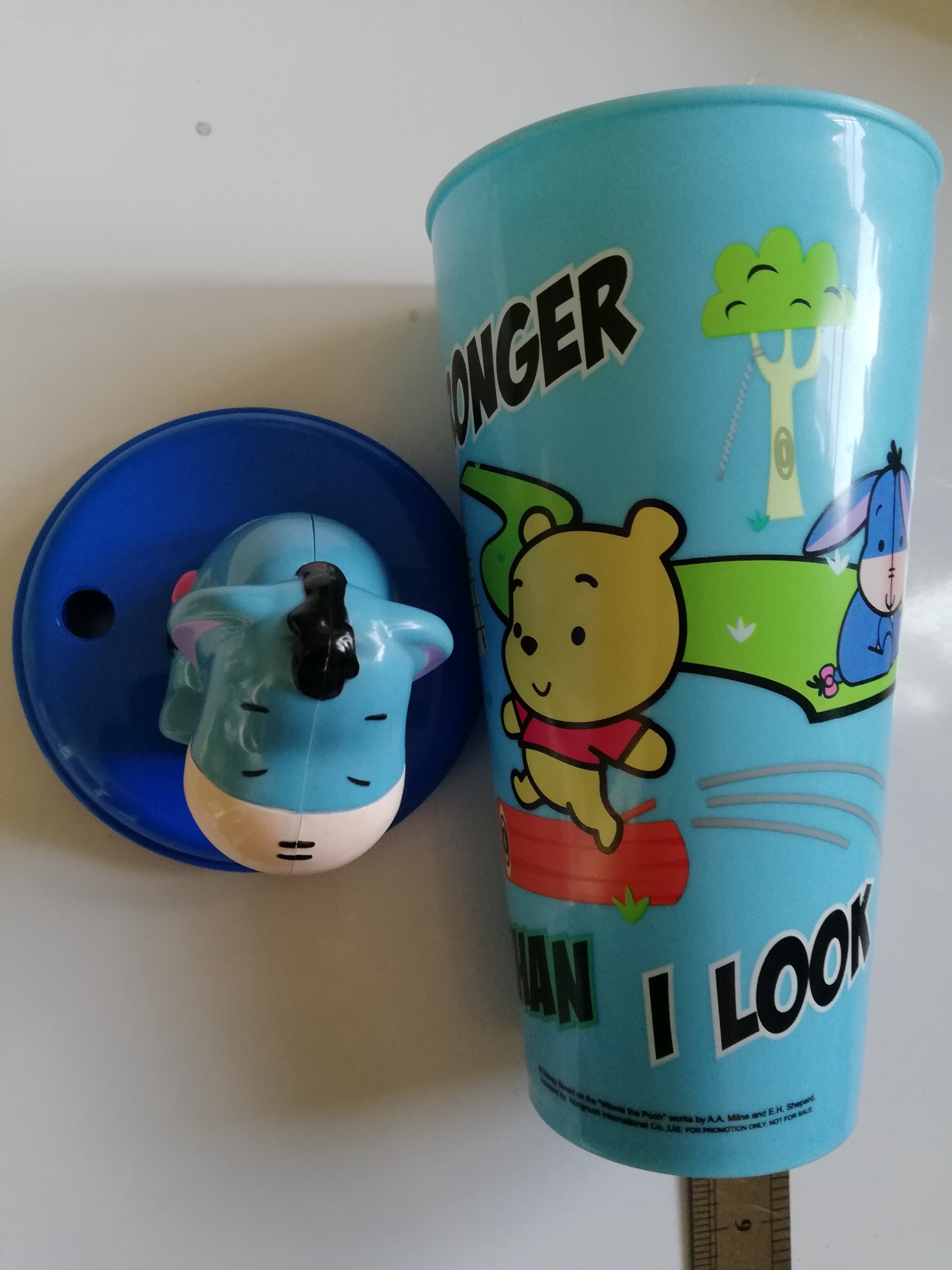 แก้วน้ำลายหมีพูฟ์เด็ก และเพื่อน Winnie the Pooh and friends, kid "Stronger than I Look" ของสะสมเห่าจาก, Jiffy ***มีตำหนิตรงรอยหักที่ก้นหมีพูบริเวณที่ติดหับฝา แต่ยังคงเสียบเดือยได้ตามปกติ