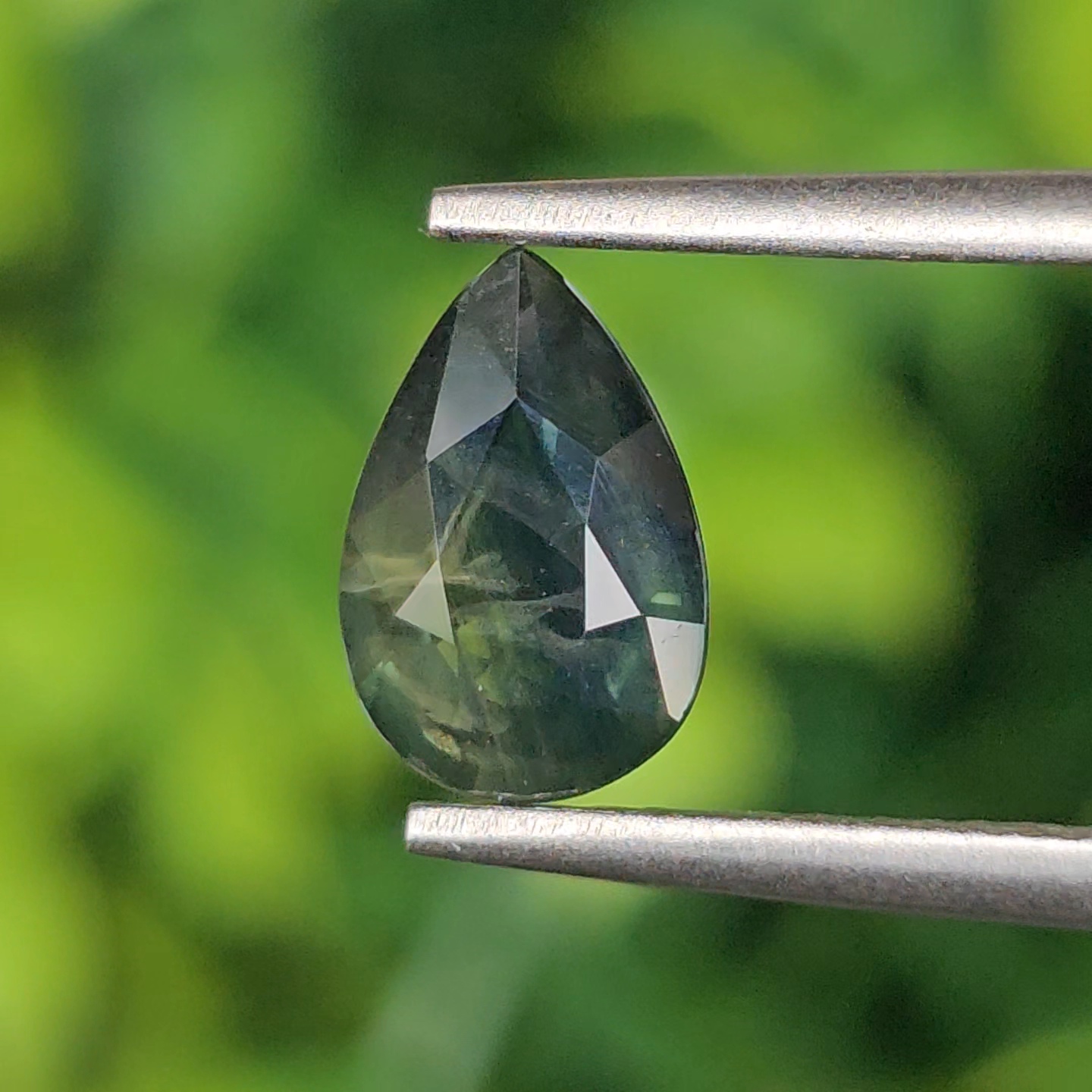 พลอย เขียวส่อง Green Sapphire 1.22 กะรัต (Cts.) ดิบ (Unheated) พลอยแท้ อัญมณีมงคลประจําวันเกิด เครื่องประดับพลอย