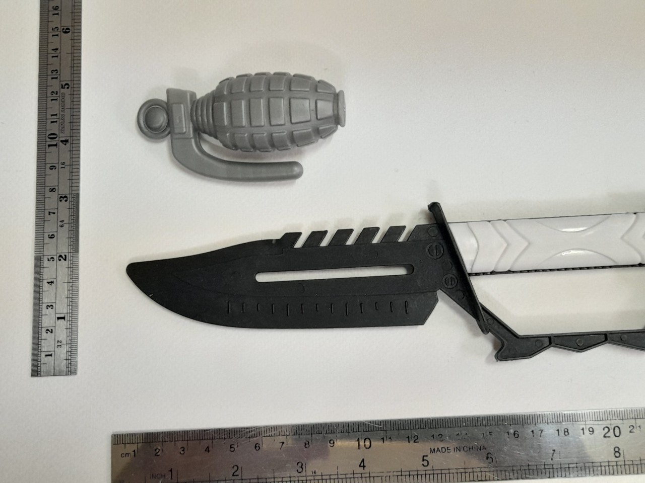 มีหลายภาพ,ของเล่นพลาสติก รูปมีดและระเบิด ขนาดตามรูป สภาพดีมีรอยบ้าง