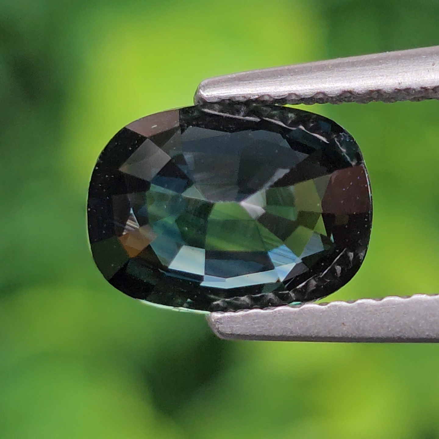 พลอย เขียวส่อง Green Sapphire 2.02 กะรัต (Cts.) ดิบ Unheated พลอยแท้ อัญมณีมงคลประจําวันเกิด เครื่องประดับพลอย