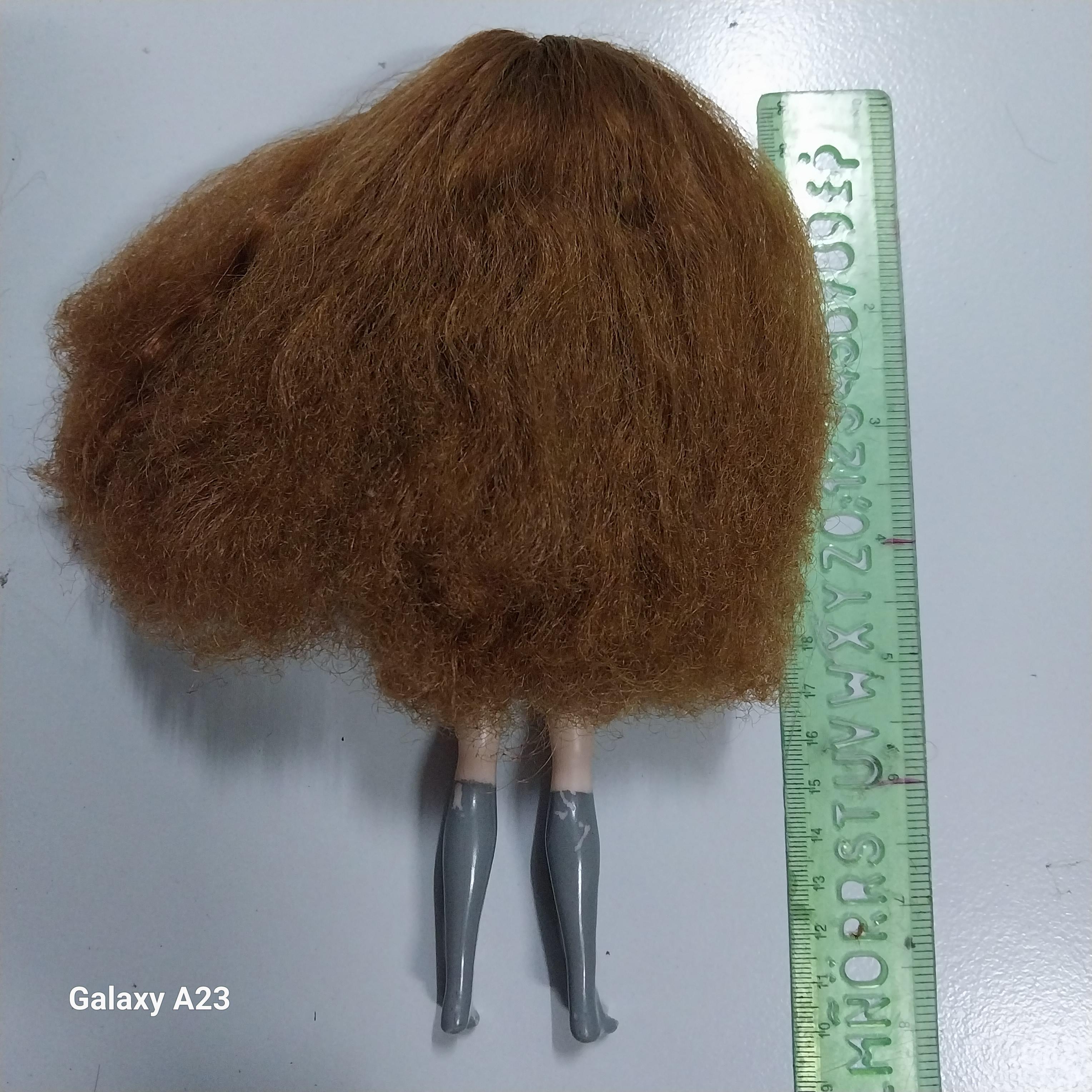 มี หลาย ภาพ ผมฟูช็อตบ้าง ตุ๊กตาเฮอร์ไมโอนี่ จาก Harry Potter ขนาดประมาณ 8 นิ้ว ผมฟู ไม่มีรองเท้า บริเวณถุงเท้ามีรอย สีลอดตามภาพ ของแท้