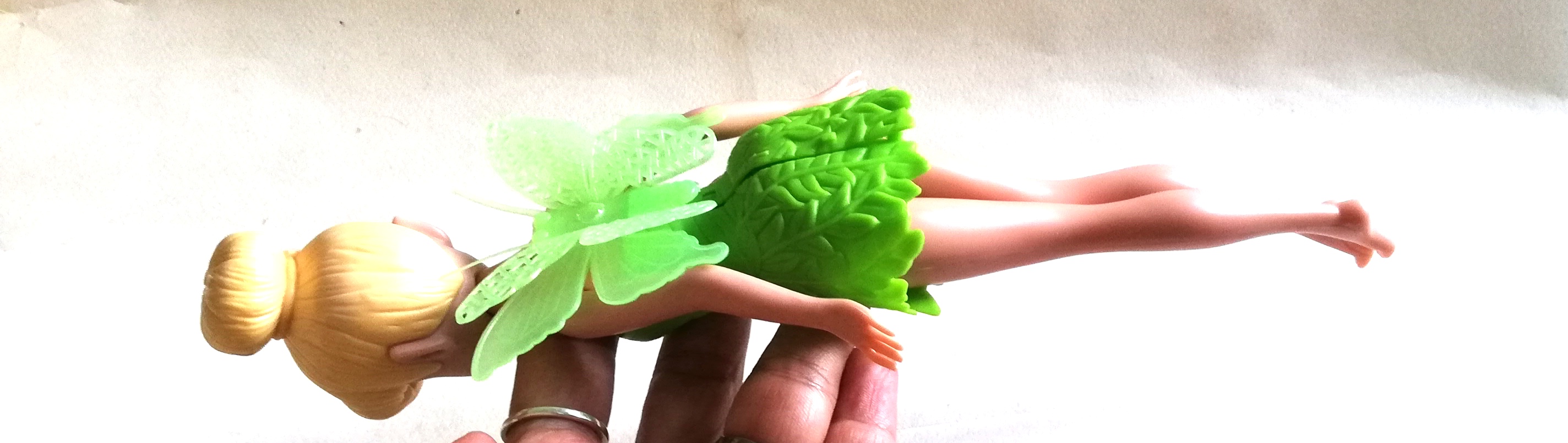 มีหลายภาพค่ะ, ตุ๊กตา ทิงเกอร์เบลล์ จากดิสนีย์*** ปีกไม่ได้มากับตัว, ไม่ได้มีรองเท้า มีของตามภาพ ขาแน่นมาก ***งอแทบไม่ได้ พร้อมชุด เป็นยางสีเขียวถอดออกได้ตามภาพ, ขาแข็ง พับงอไม่ได้