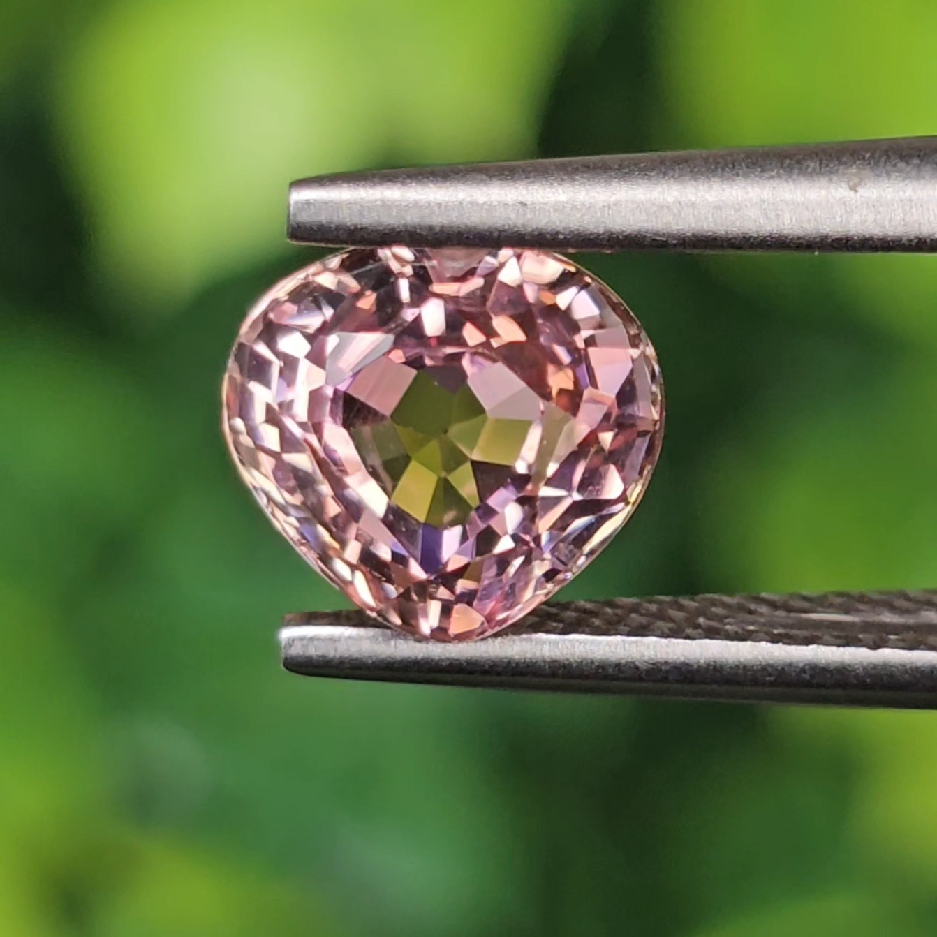 พลอย ชมพู ทัวร์มารีน ( Pink Tourmaline) 1.52 กะรัต (Cts.) อัญมณีมงคลประจําวันเกิด เครื่องประดับพลอย