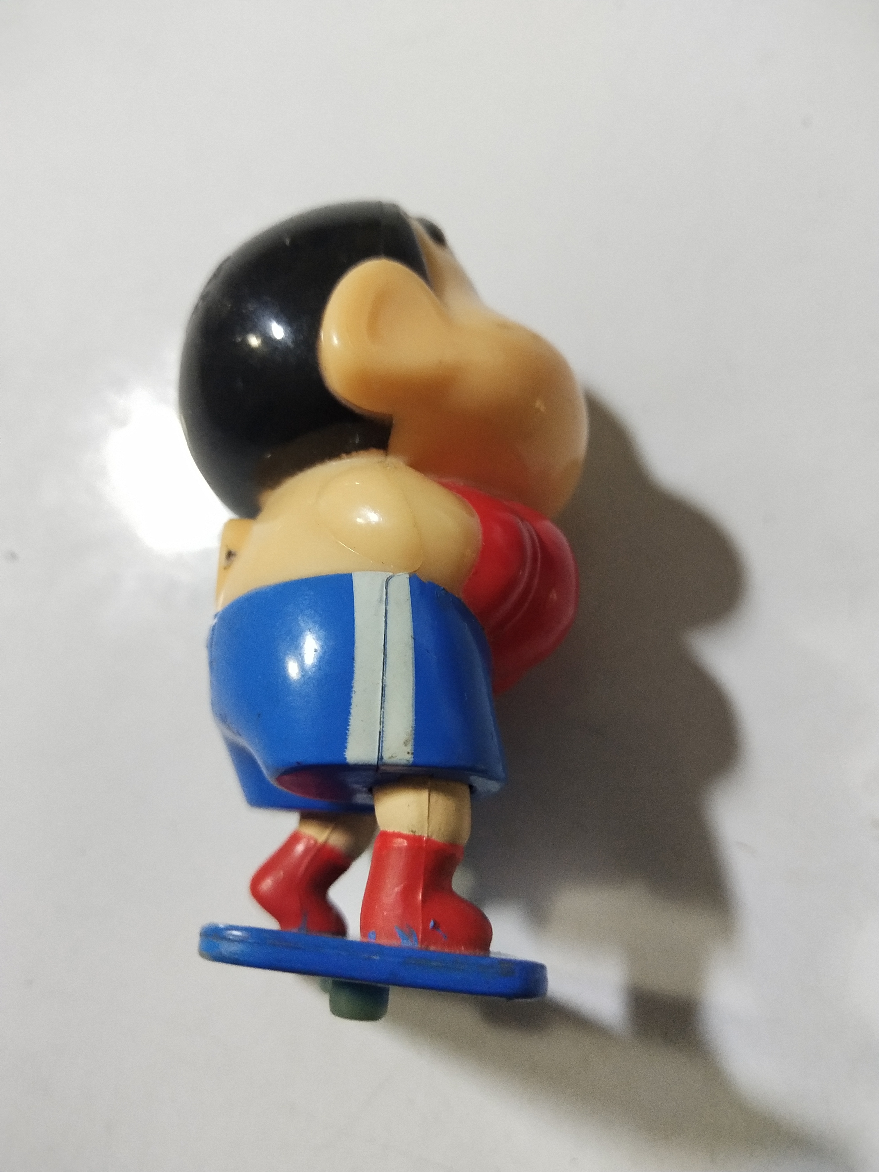 พรีเมี่ยมแถม จาก KFC **มีตำหนิ โปรดดูทุกภาพ,ชินจังต่อยมวย พลาสติก พร้อมฐาน ขนาดประมาณ3นิ้ว