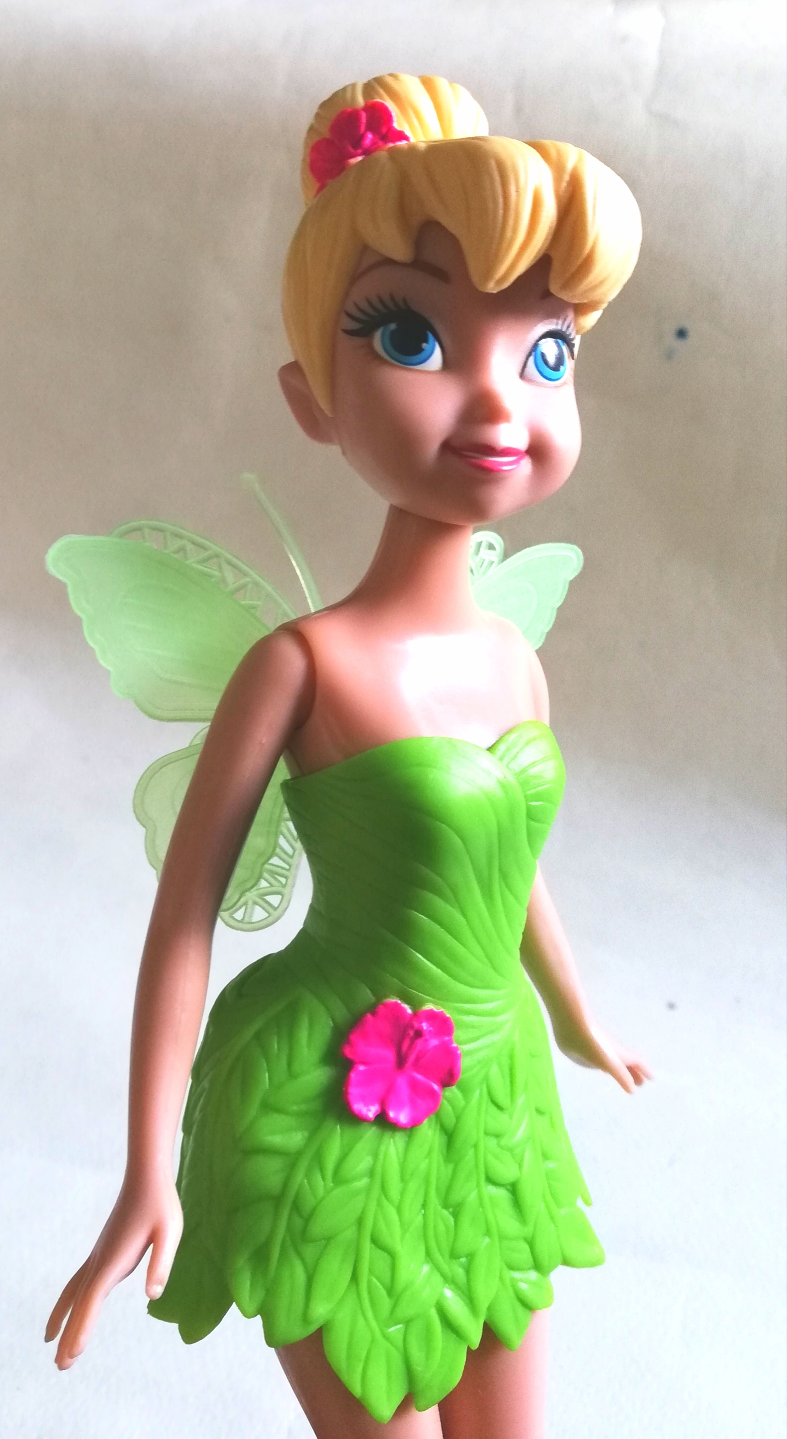 มีหลายภาพค่ะ, ตุ๊กตา ทิงเกอร์เบลล์ จากดิสนีย์*** ปีกไม่ได้มากับตัว, ไม่ได้มีรองเท้า มีของตามภาพ ขาแน่นมาก ***งอแทบไม่ได้ พร้อมชุด เป็นยางสีเขียวถอดออกได้ตามภาพ, ขาแข็ง พับงอไม่ได้