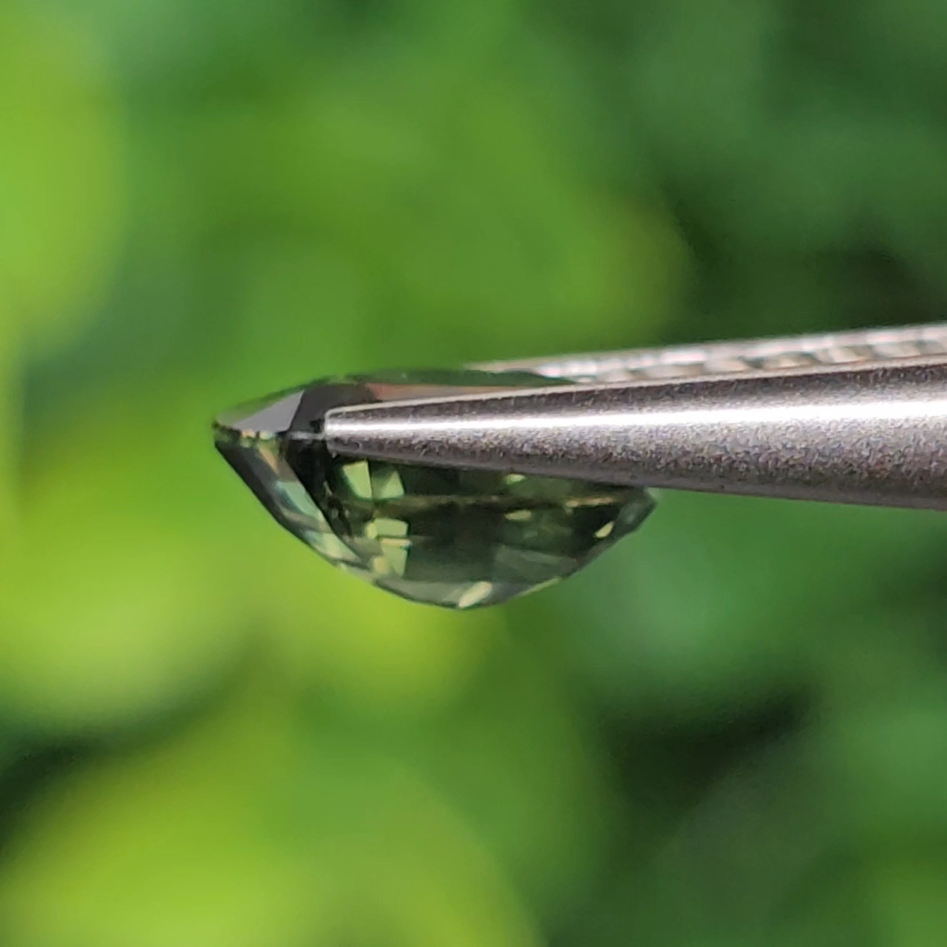 พลอย เขียวส่อง Green Sapphire 1.13 กะรัต (Cts.) ดิบ (Unheated) พร้อมใบเซอร์ (With Certificate) พลอยแท้ อัญมณีมงคลประจําวันเกิด เครื่องประดับพลอย