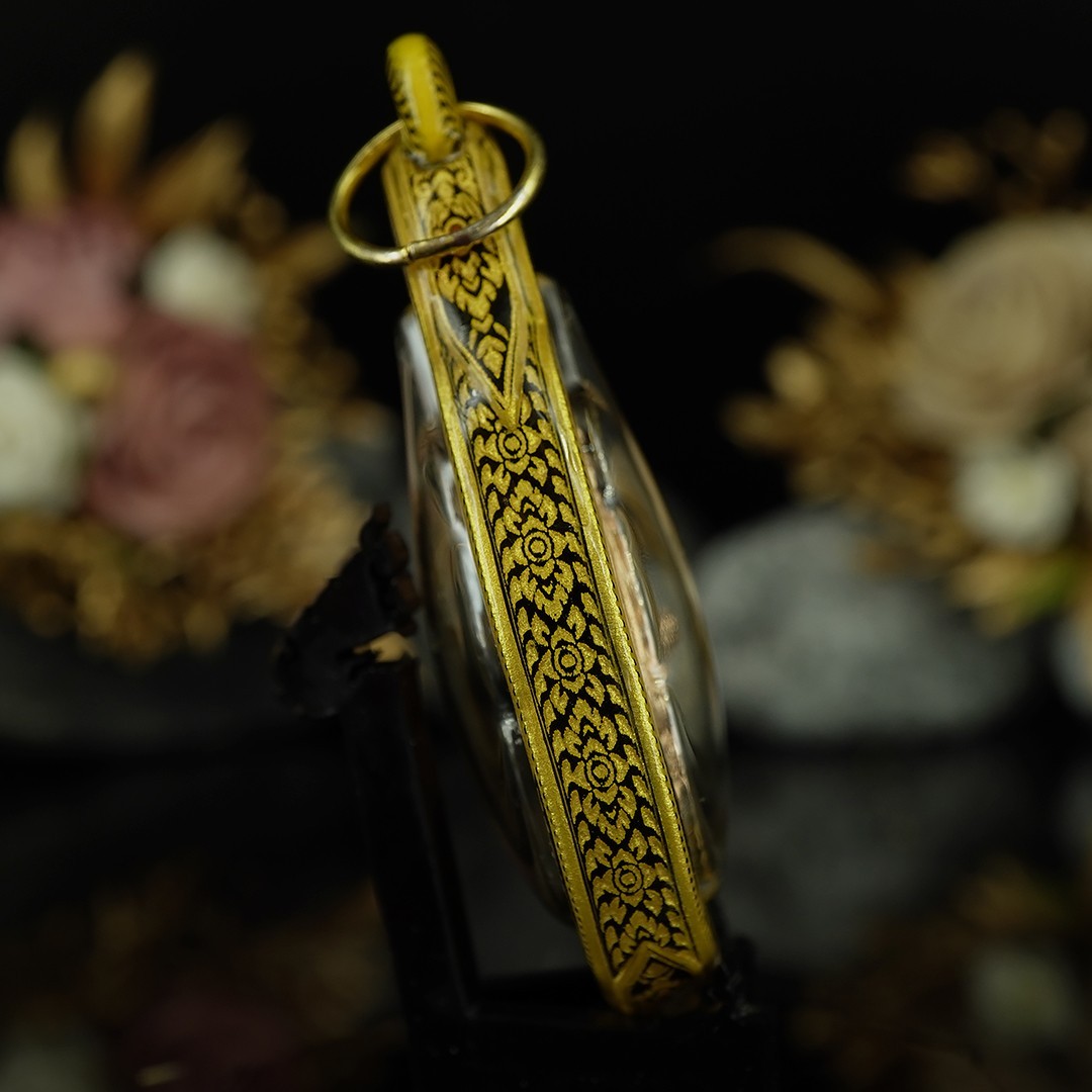 บริการเลี่ยมแบบมีลายขอบข้าง No.A สีทอง (แบบห้อยคอ ขนาดพระไม่เกิน 5 เซนติเมตร) ** ลูกค้าส่งงานมาเลี่ยมที่ร้าน ระยะเวลาเลี่ยมประมาณ 3-5 วัน ไม่รวมระยะเวลาจัดส่ง **