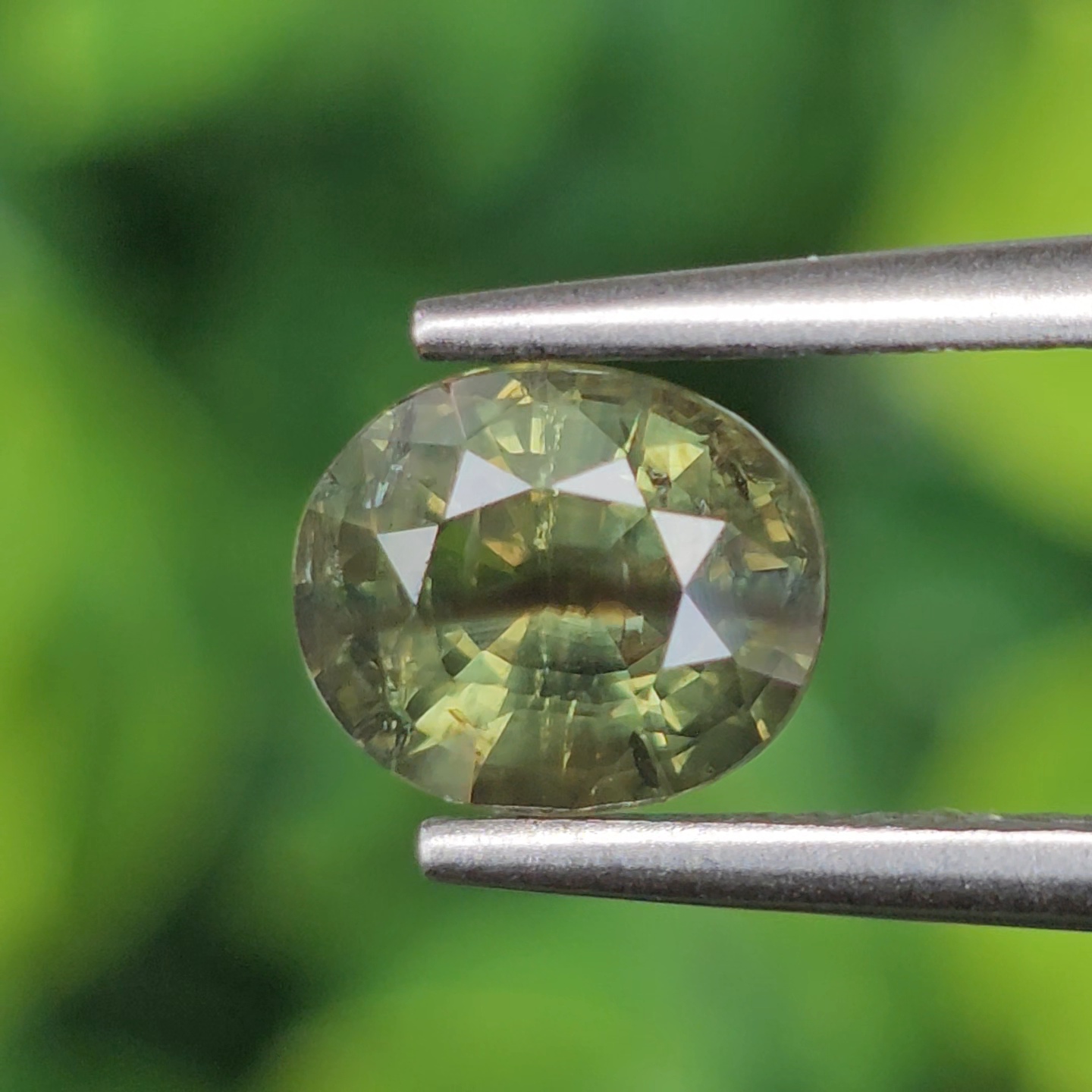 พลอย เขียวส่อง Green Sapphire 1.43 กะรัต (Cts.) ดิบ Unheated พลอยแท้ อัญมณีมงคลประจําวันเกิด เครื่องประดับพลอย