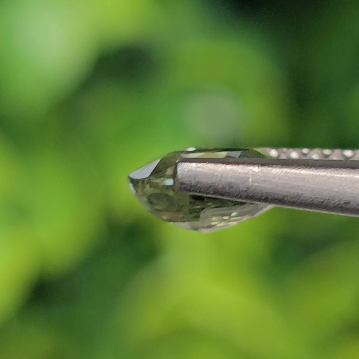 พลอย เขียวส่อง Green Sapphire 1.06 กะรัต (Cts.) พลอยแท้ อัญมณีมงคลประจําวันเกิด เครื่องประดับพลอย