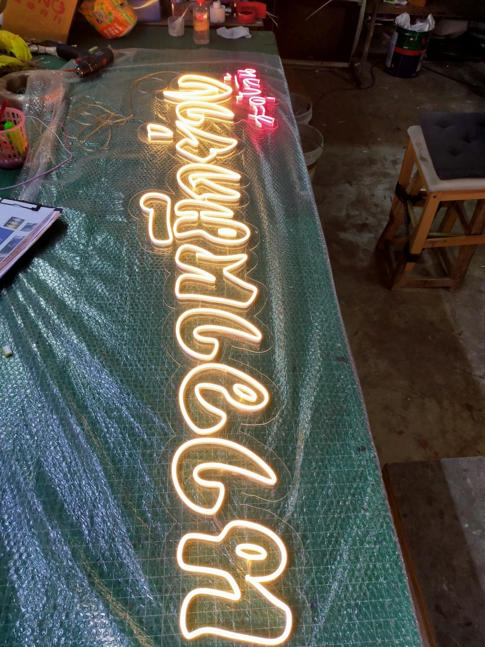 ป้ายไฟนีออนดัด - นาจาหมึกย่าง สะดุ้งลิ้น