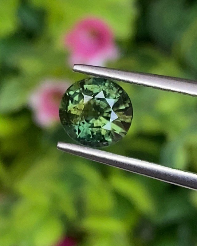 พลอย เขียวส่อง Green Sapphire 1.48 กะรัต (Cts.) ดิบ (Unheated) สี Vivid Green พร้อมใบเซอร์ (With Certificate) พลอยแท้ อัญมณีมงคลประจําวันเกิด เครื่องประดับพลอย