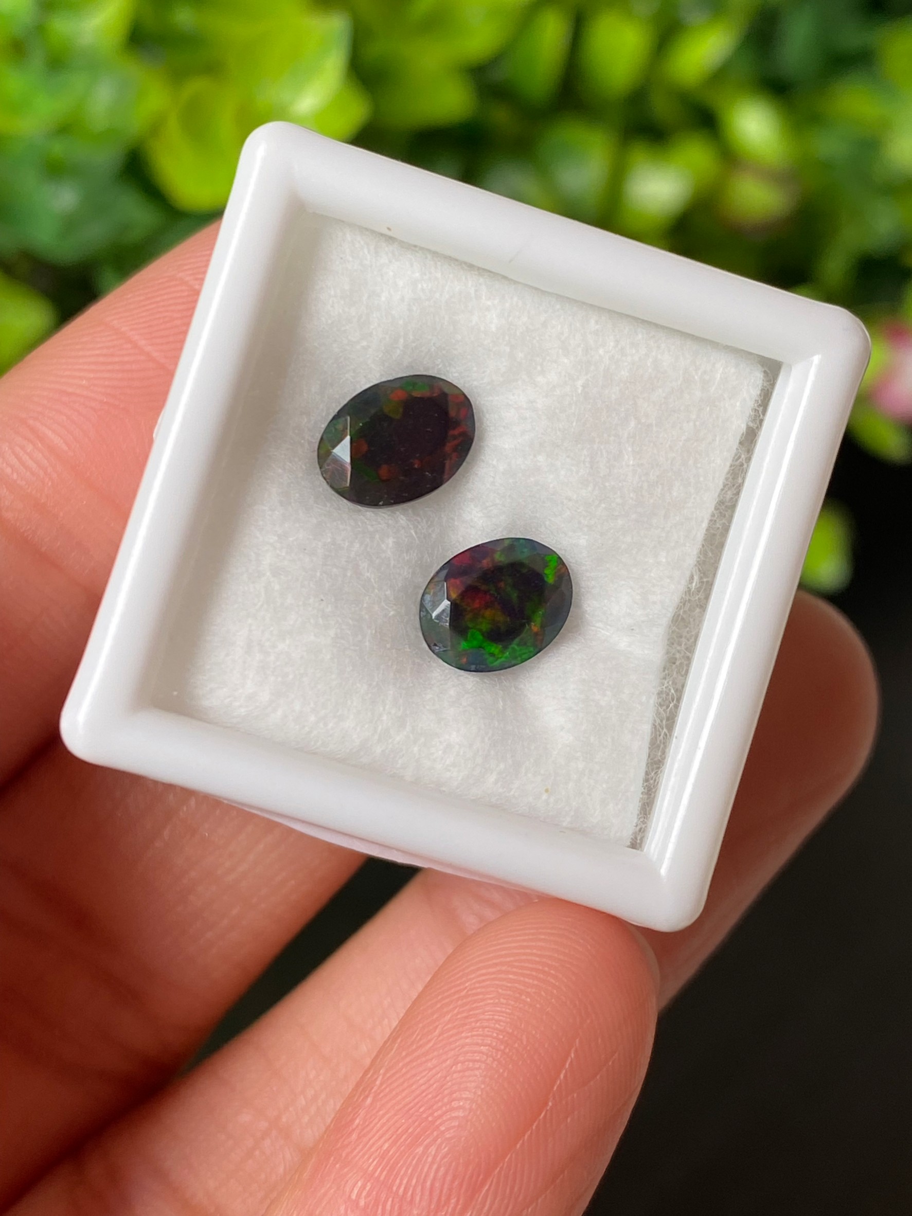 พลอย แบล็ก โอปอล Black Opal 1.22 กะรัต (Cts.) 2 เม็ด (Pcs.) พลอยแท้ อัญมณีมงคลประจําวันเกิด เครื่องประดับพลอย